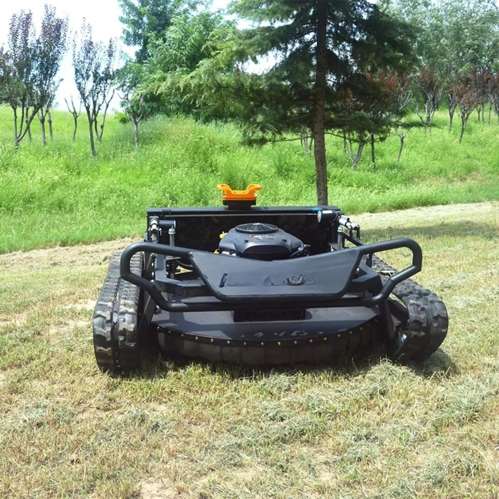 Cortacésped autopropulsado todo terreno para corte de césped resistente | Cortacésped todo terreno con orugas para granjas y campos con motor potente, ancho de corte amplio y larga vida útil