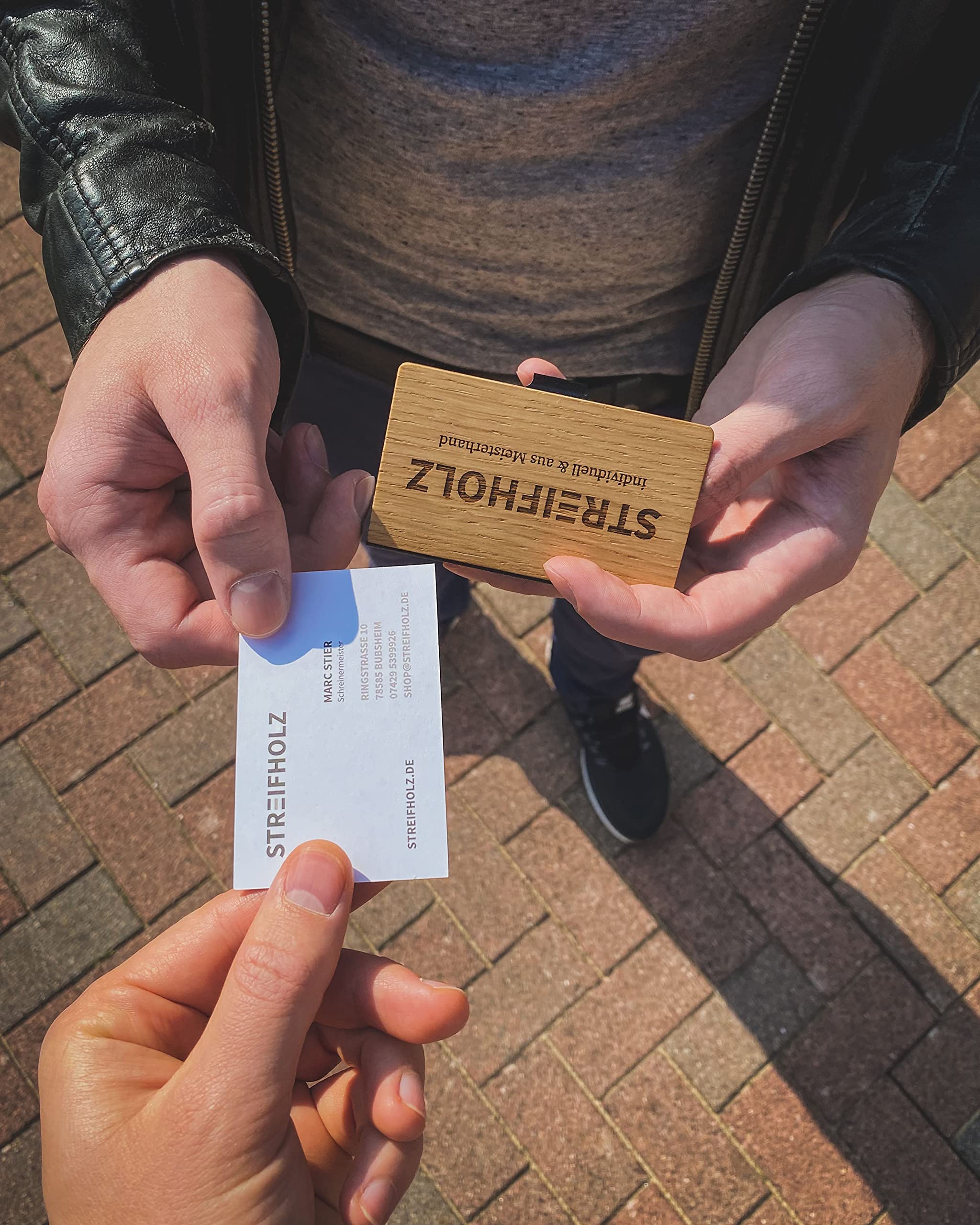 STREIFHOLZ - Visitenkartenetui aus Holz, personalisiert mit Gravur, Kartenetui für 15 Visitenkarten, Visitenkartenhalter als Geschenk für Männer & Frauen