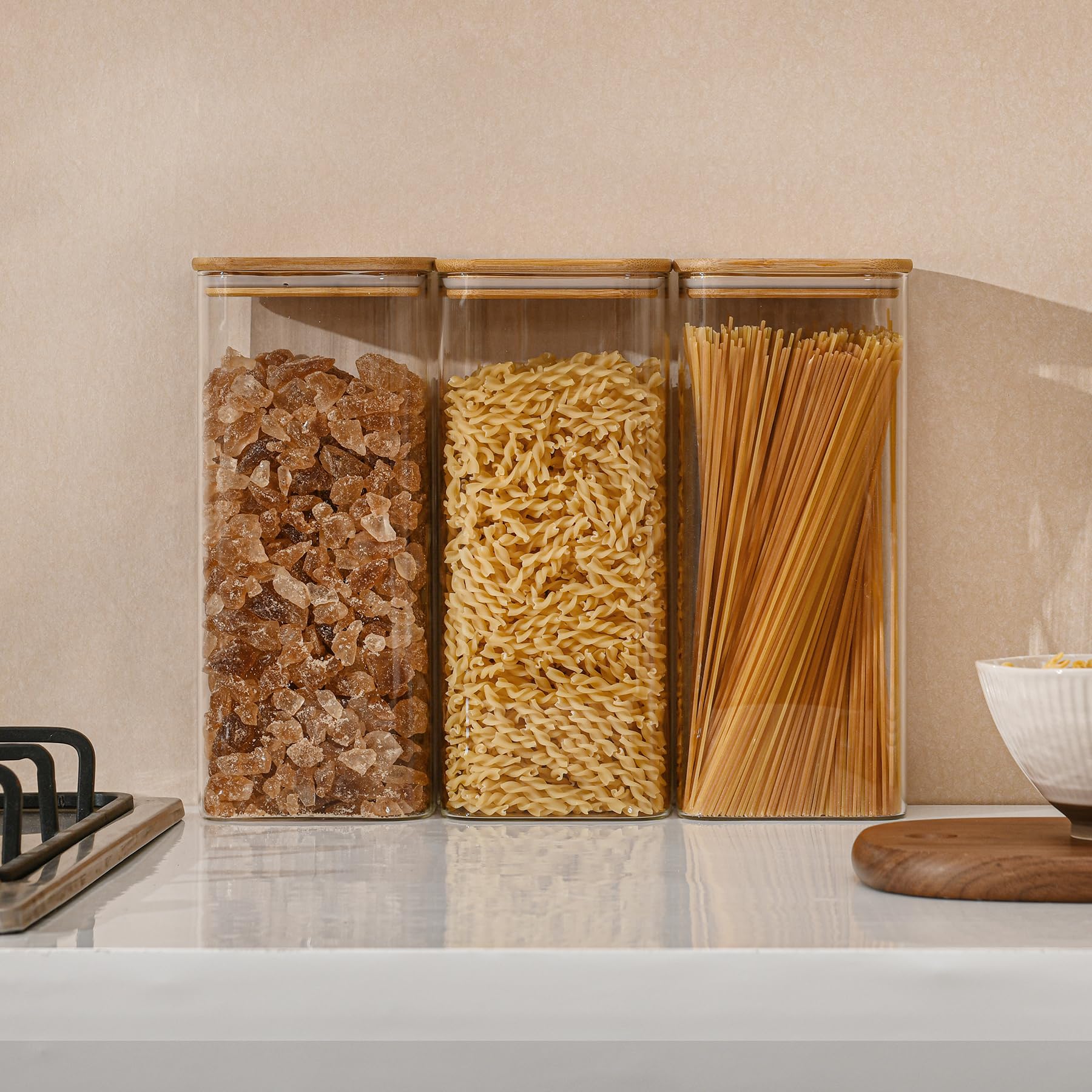 D2scrma Rechteckige, luftdichte Vorratsdosen aus Glas mit Bambusdeckel, quadratisch, für Zucker, Mehl, Spaghetti und Kaffeebohnen, mit schwarzem Etikett, 2013 ml, 4 Stück