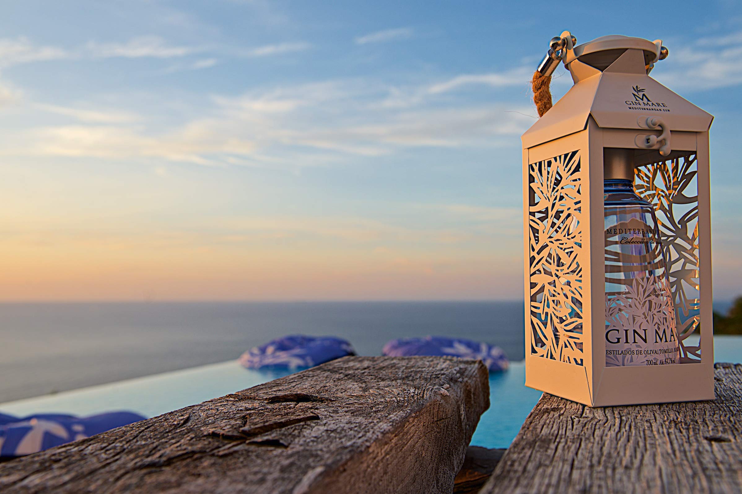 Gin Mare Mediterranean Gin 700 ml – Premium Gin Latern Pack. Summer Edition. 42,7% vol