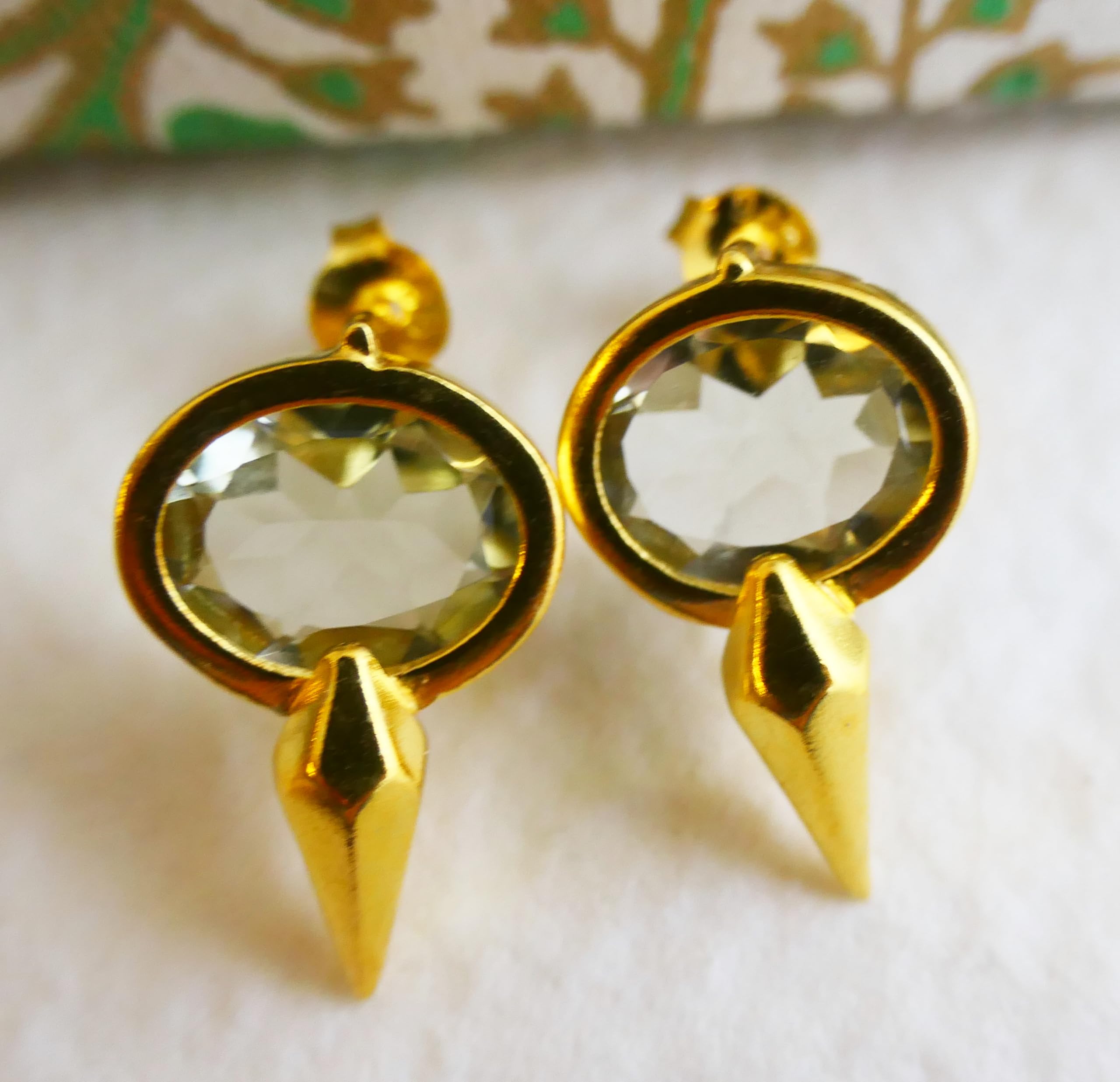 Orecchini a Bottone in Argento 925 Placcato Oro con Ametista Verde - Gioielli Artigianali Moderni da Donna - Design Geometrico Elegante Fatti a Mano in Norvegia