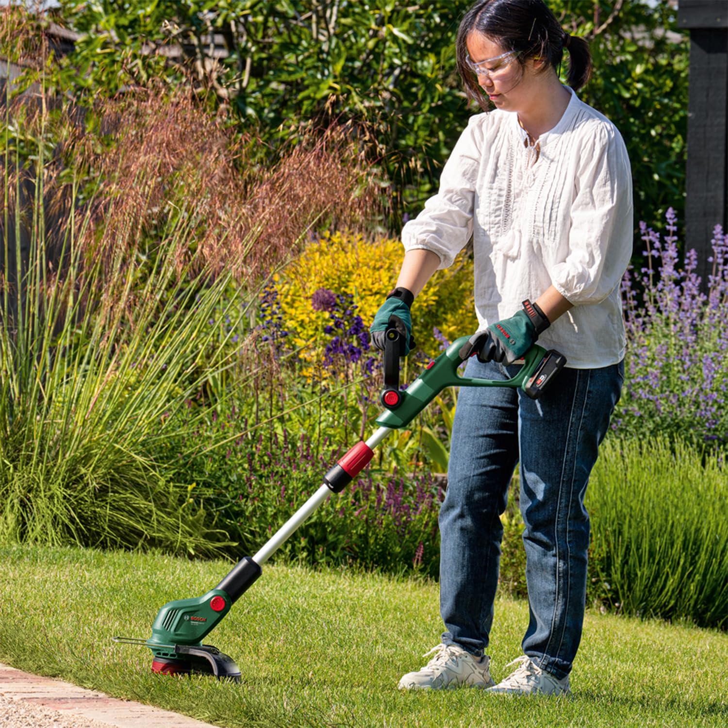 Bosch Akku-Rasentrimmer UniversalGrassCut 18V-26-500 & Bosch Fadenspule UniversalGrassCut (Länge: 6m, Dicke: 1.6mm, für Rasentrimmer UniversalGrassCut)