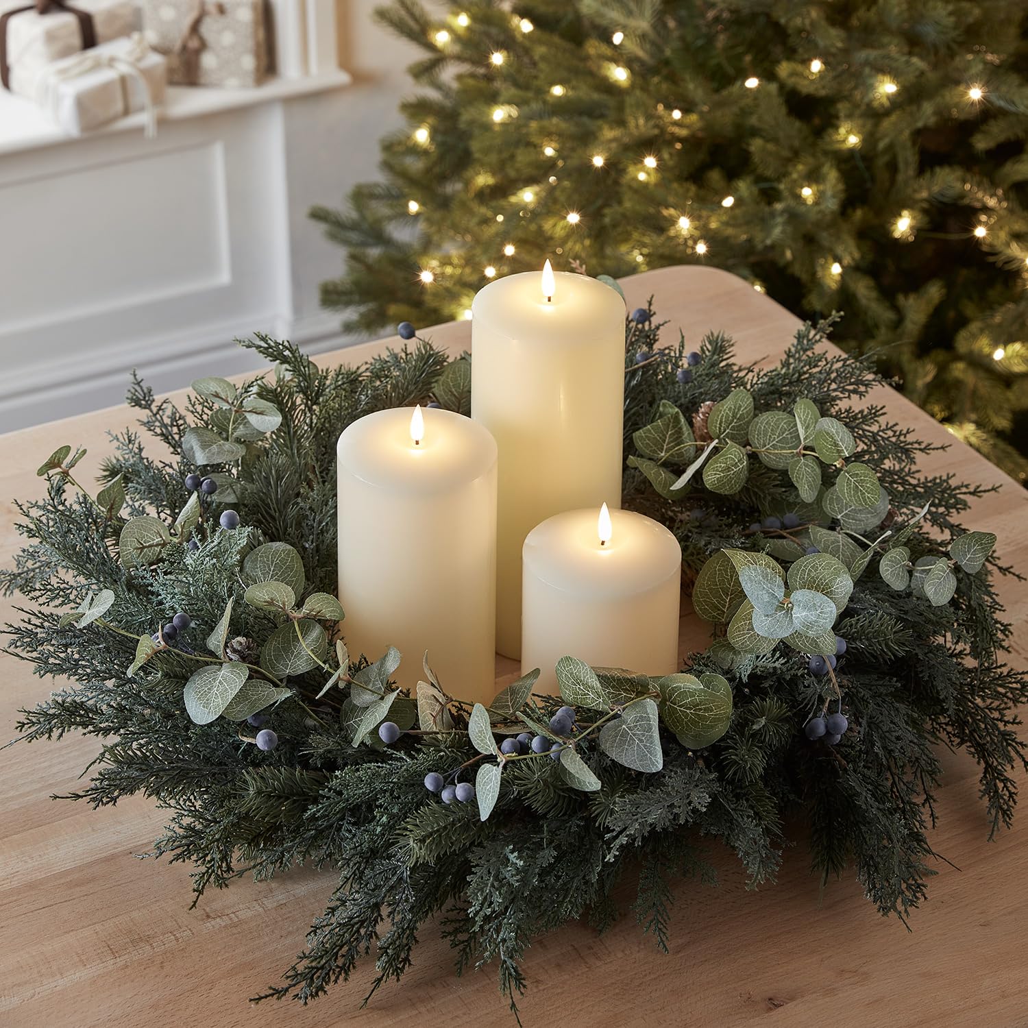Lights4fun 66cm Weihnachtskranz mit TruGlow® LED Kerzen Tannen Kranz Adventskranz mit Kerzen Weihnachtskranz Tischkranz Weihnachten