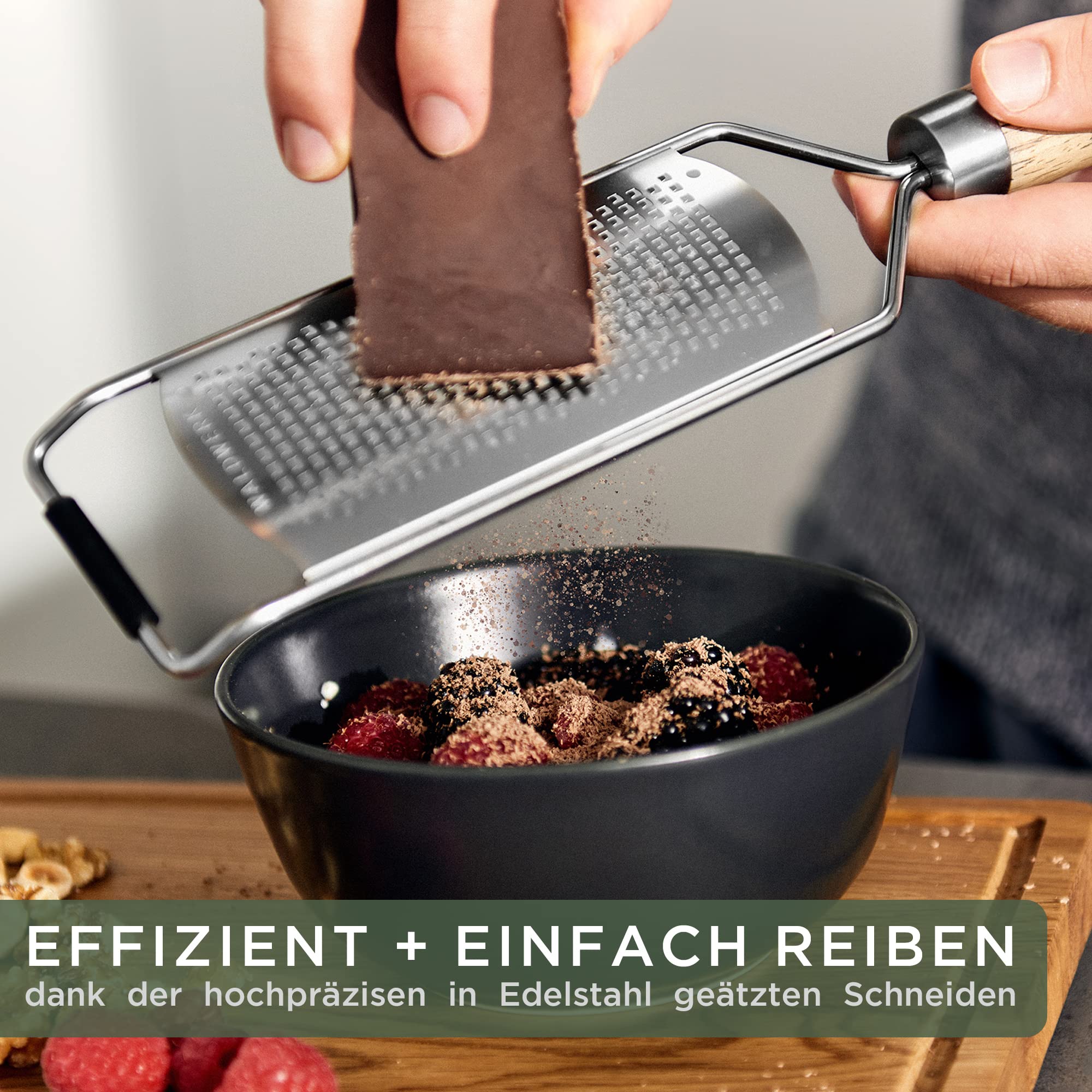 WALDWERK Käsereibe (2er Set) - Parmesanreibe mit Design Holzgriff - Zesterreibe aus Edelstahl mit geätzten Schneiden - Reiben auch geeignet als Muskatreibe, Zitronenreibe, Ingwerreibe