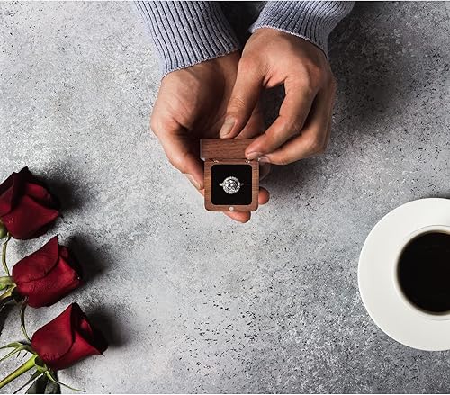 Vista 5 de WisePoint Caja de madera personalizada para anillos, mini caja de soporte para anillos de compromiso con una sola ranura, caja cuadrada para anillos