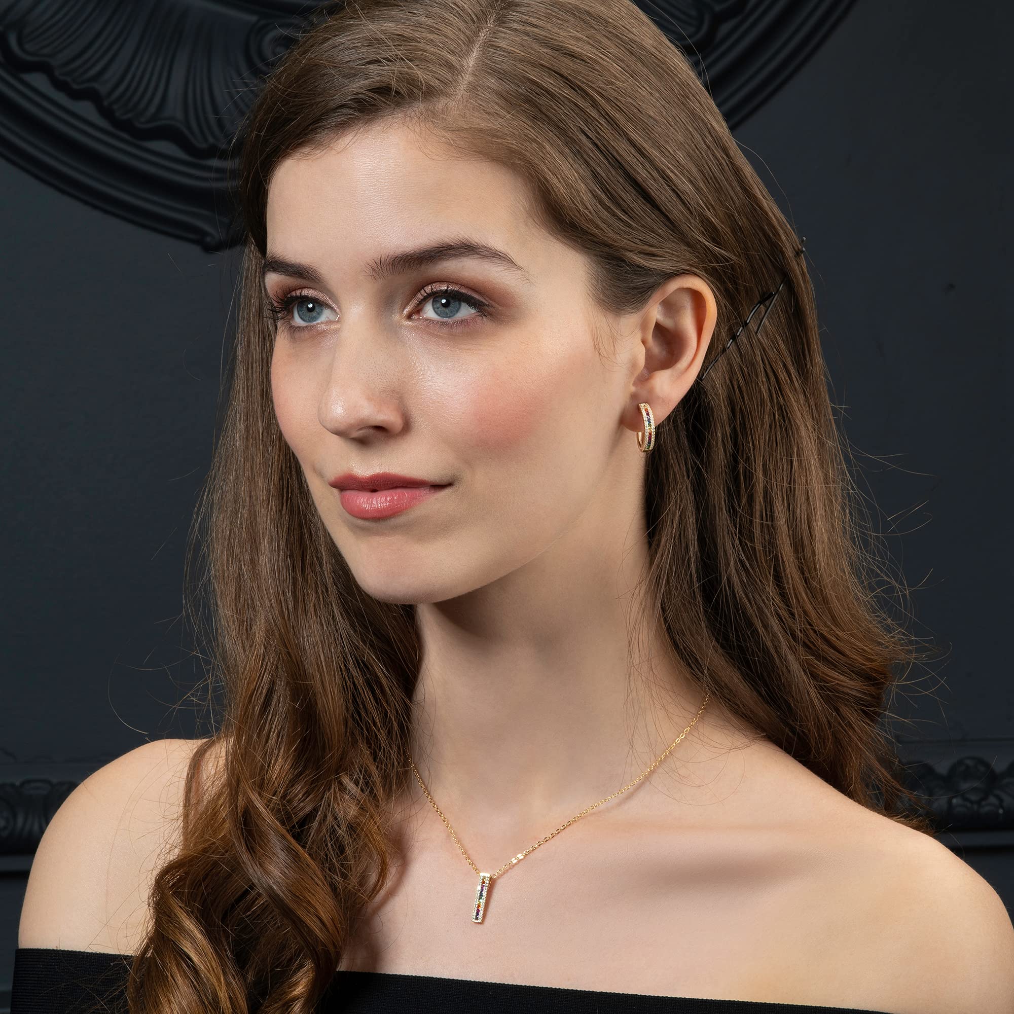 namana Bunte Creolen für Damen. Farbige Creolen für Frauen mit Blauen, Roten, Grünen oder mehrfarbigen CZ Steinen. Farbige Creolen für Damen mit Steinen mit Geschenkbox.