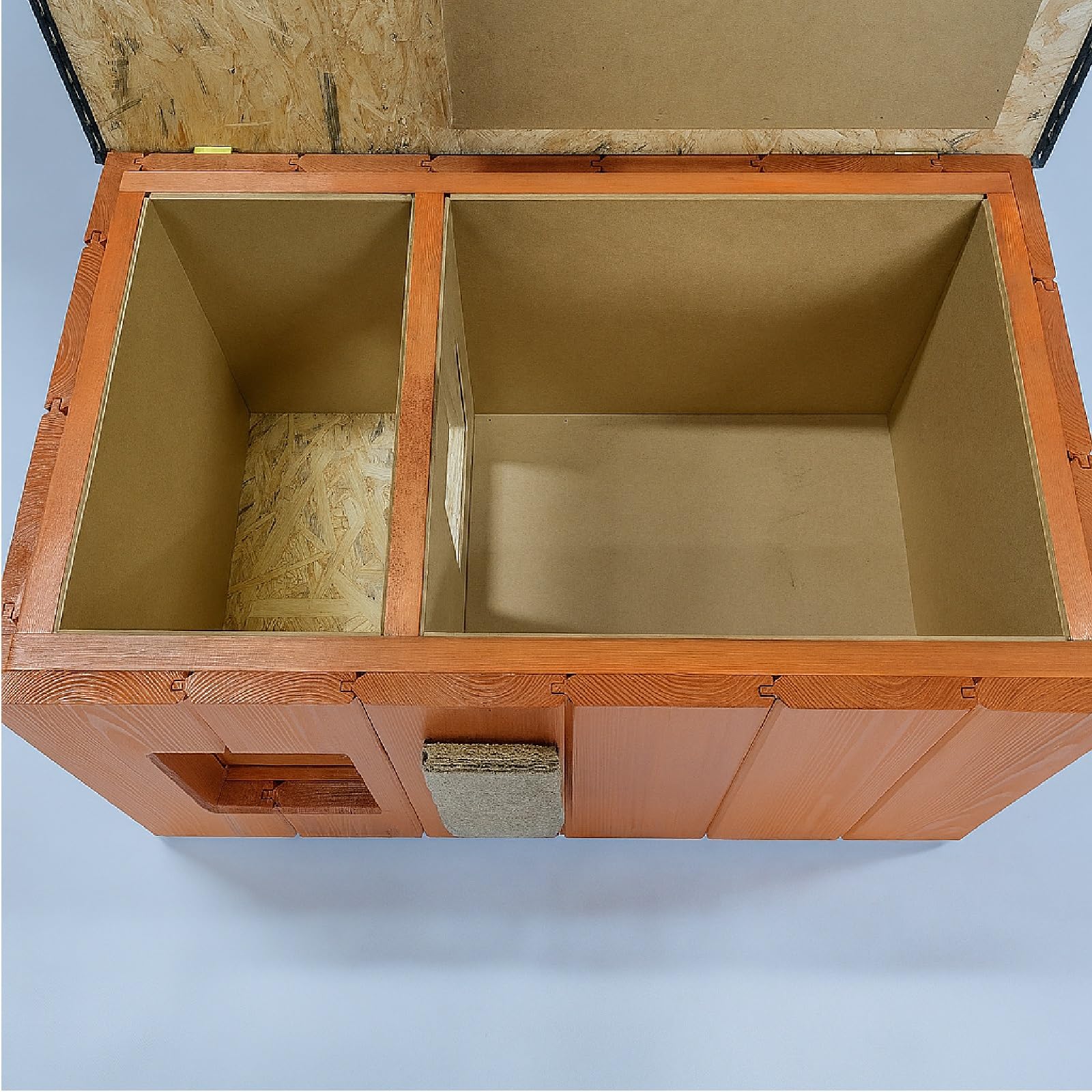 QLS Katzenhaus aus Holz mit Vorraum isoliert 86 x 47 cm Teak | Mit Hauptkammer, Vorraum, aufklappbarem Dach und 2 cm Styroporisolierung. Inklusive Sisal-Kratzbrett und Lamellenvorhang