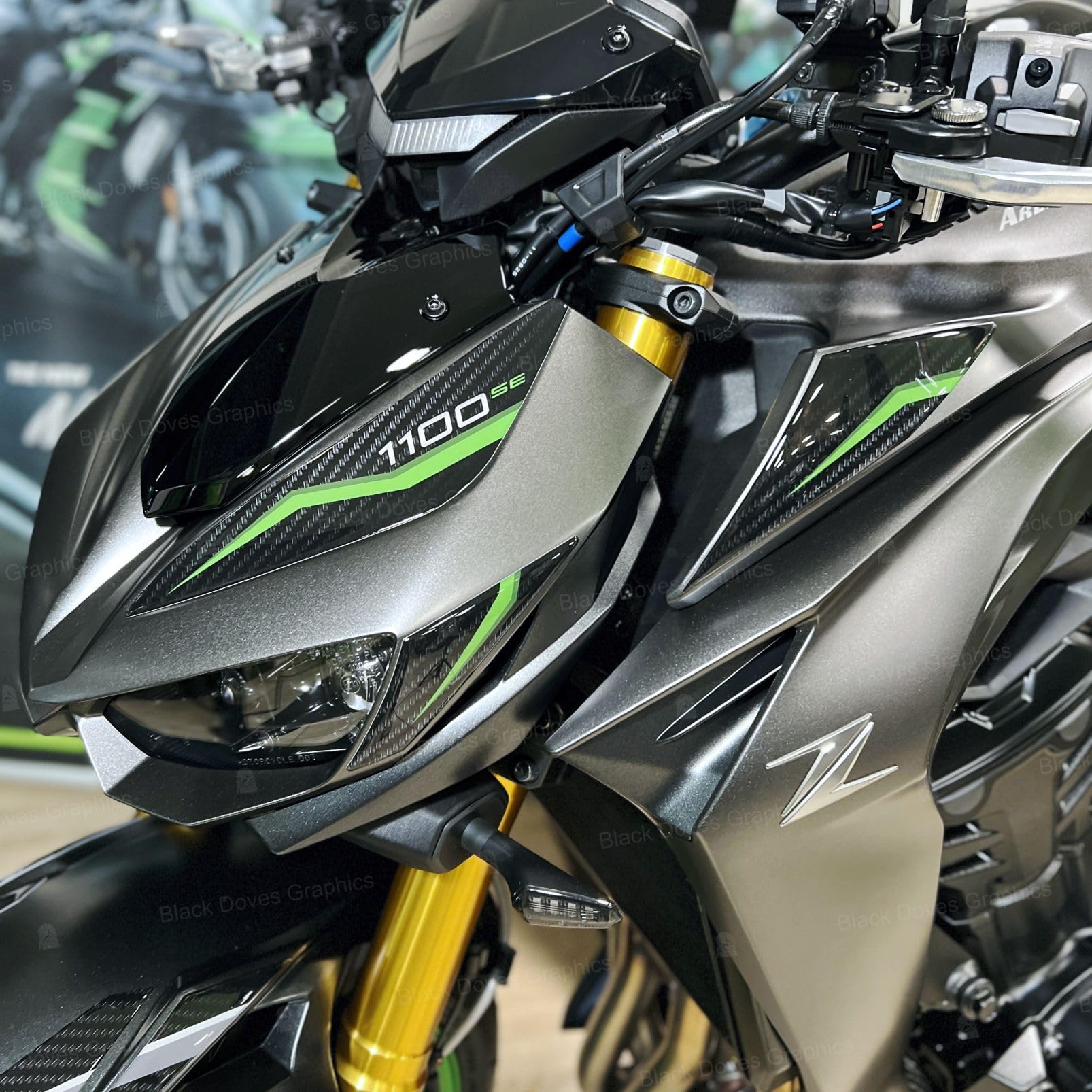 Black Doves Graphics – Adesivo 3D Resinato compatibile con Kawasaki Z1100 SE 2026 (GY1) | Made in Italy (Set Frontale)