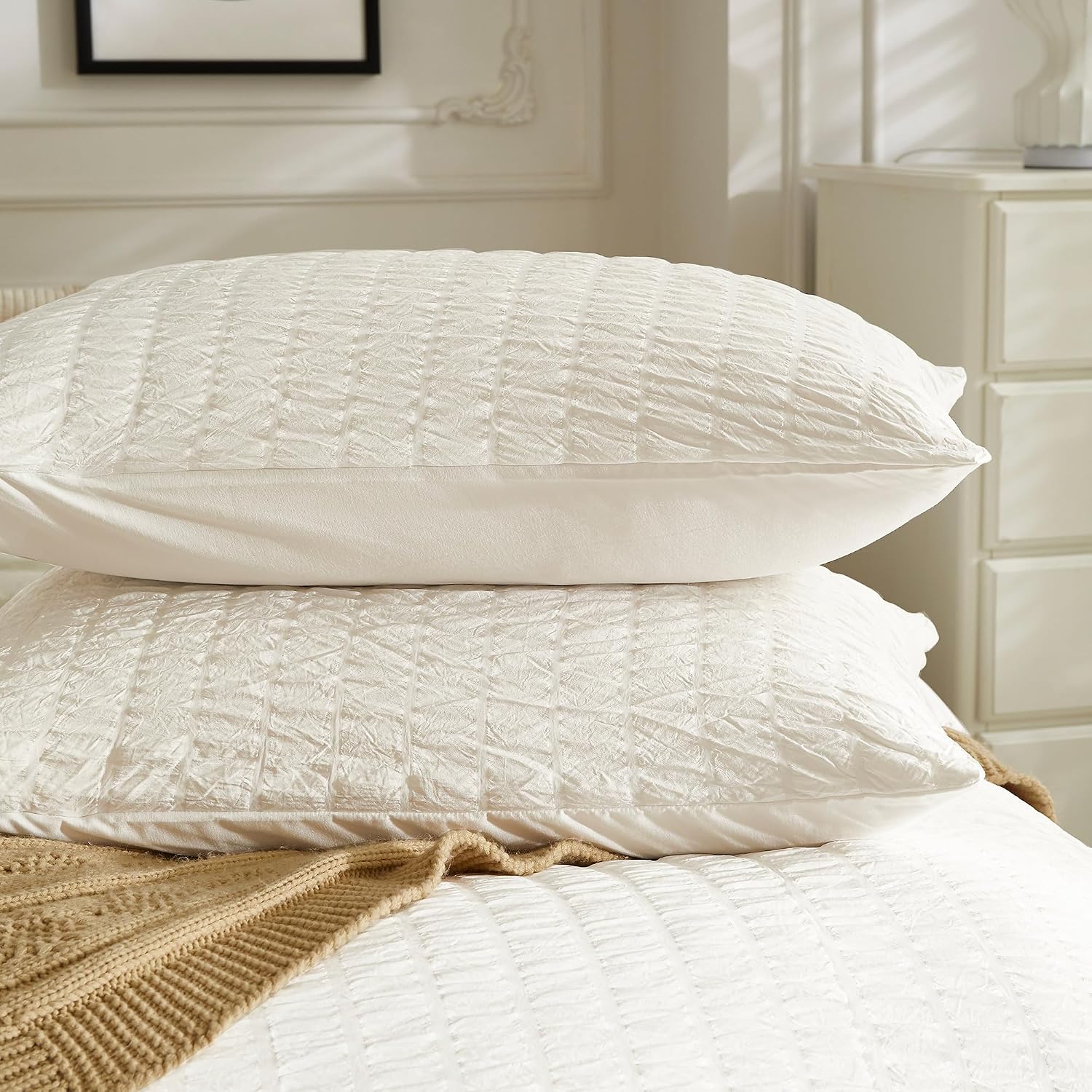 JELLYMONI White Seersucker Pillowcases Standard Size | Soft Comfortable,Breathable,Wrinkle-Free,Resists Pet Hair,Envelope Closure,Oeko-Tex Certified,Machine Washable,2 Pieces