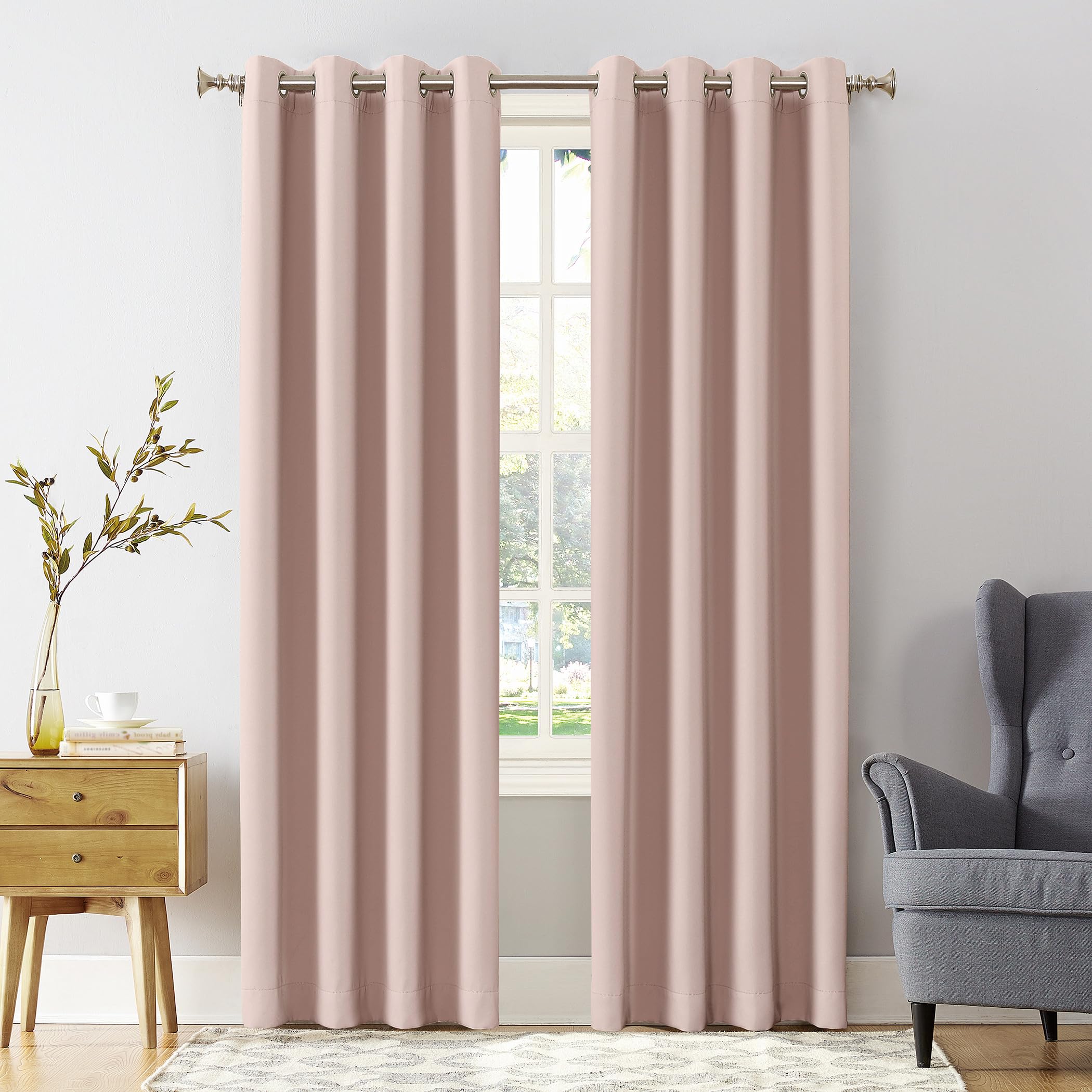 Rideau occultant rose Sun Zero Easton pour une chambre parentale cosy