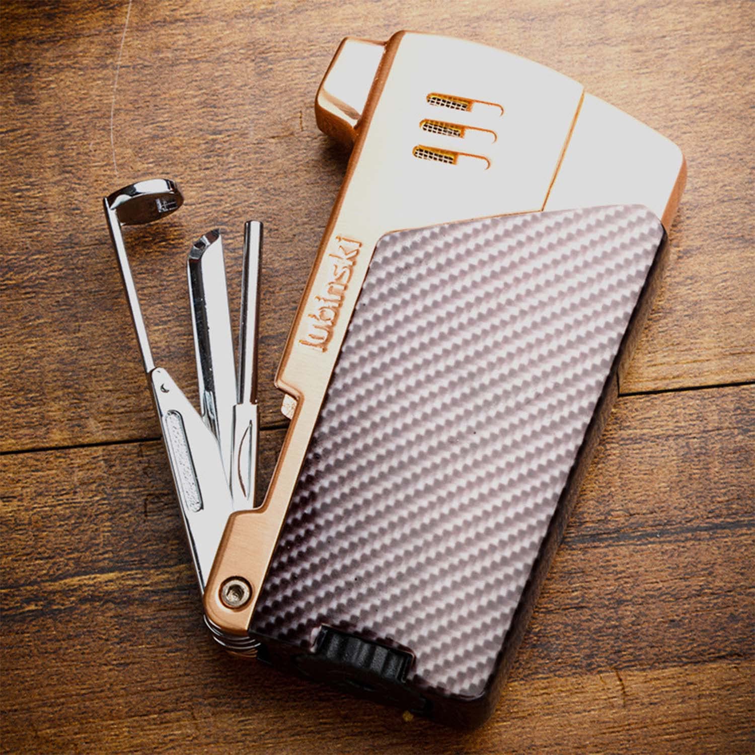 Briquet à Pipe Flamme Douce Rechargeable Construit en 3 Outils de Nettoyage de Pipe pour Camping Grill Cheminée Bougie Cadeau pour Homme Fumeur (Vendu sans Gaz)