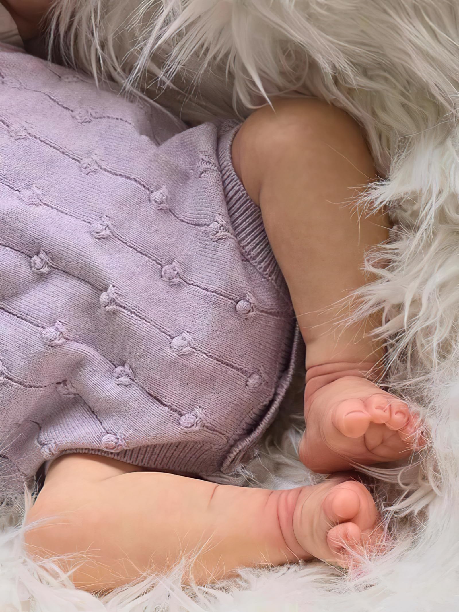 MineeQu 19 Zoll Realistische Baby Puppe Reborn Neugeborenes Mädchen Lebensechtes Süßes Lächeln Vollkörper Vinyl Handbemaltes Haar Lila Strickoutfit & Bogenkopfbinde Geschenksatz für Kinder ab 3+
