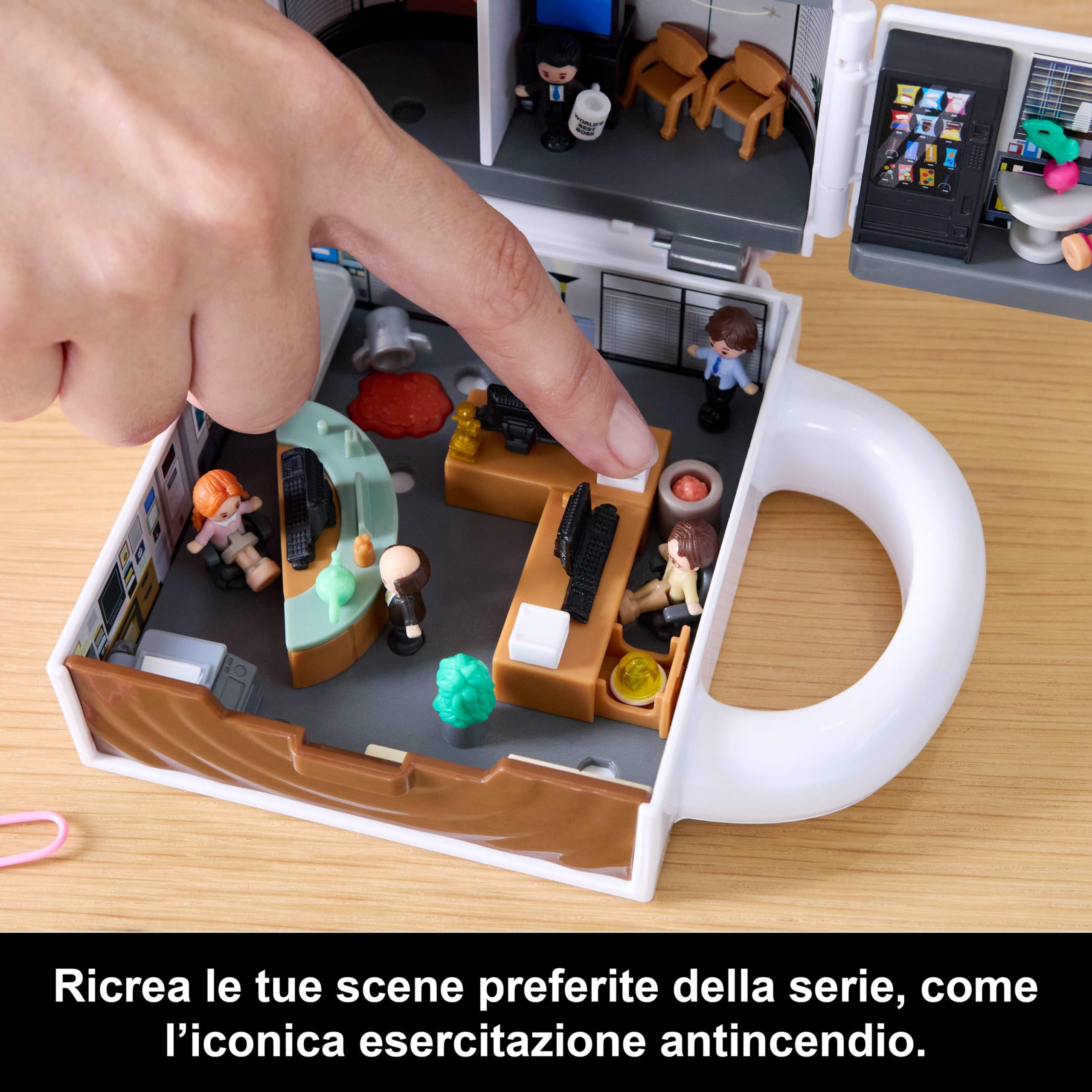 Polly Pocket x The Office, playset cofanetto con 6 bambole e 9 accessori, giocattolo da collezione in collaborazione, esterno a forma di tazza da caffè, JCC19