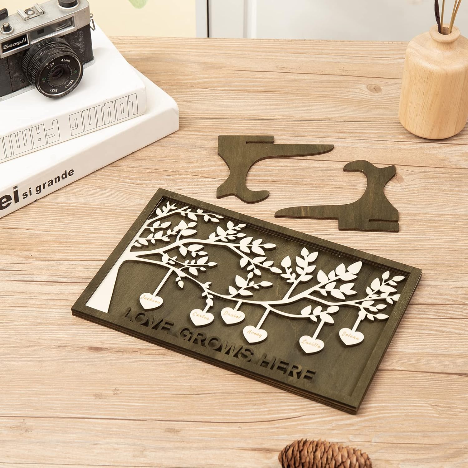 Jeweidea Personalized Family Name Sign with 2-9 Names, Custom Tree of Life Engraved Plaque Ornament with Stand Gift for Mom Grandma (6 Names)