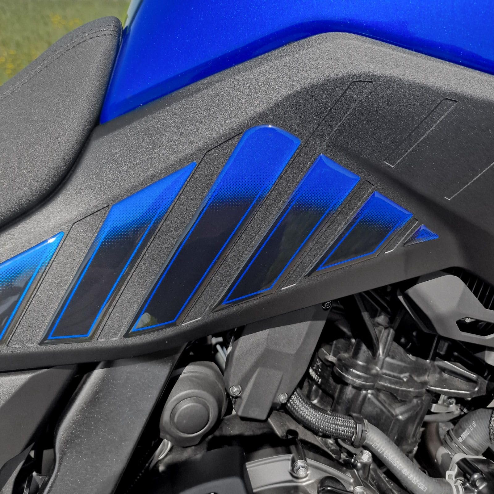 Resin Bike Autocollant Moto Compatibles avec Suzuki V-Strom 800 SE 2023-2024 Bleu Protections Latérales de Réservoir Contre Les Chocs et Les Éraflures. Autocollant 3D Résinés Made in Italy