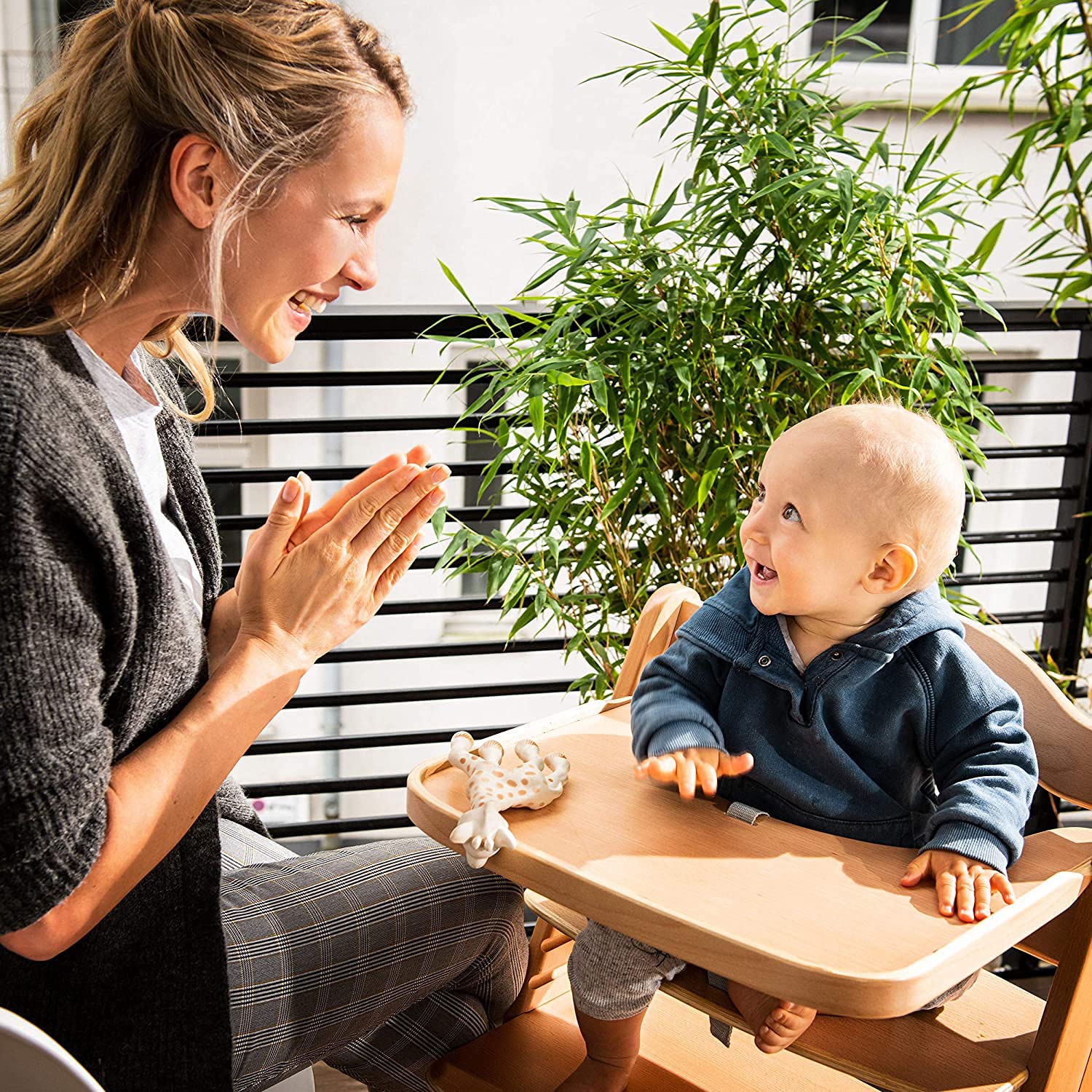 hauck Chaise Haute Bébé en Bois Alpha Move Newborn Set Deluxe - Inclus Accessoire Nouveau-né, Coussin d'Assise et Tablette Repas - Utilisable dès la Naissance, Réglable en Hauteur - Naturel Sable