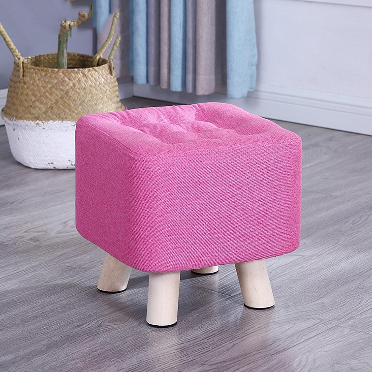 Repose-pieds en lin rose pour un coin détente cosy dans votre chambre à coucher