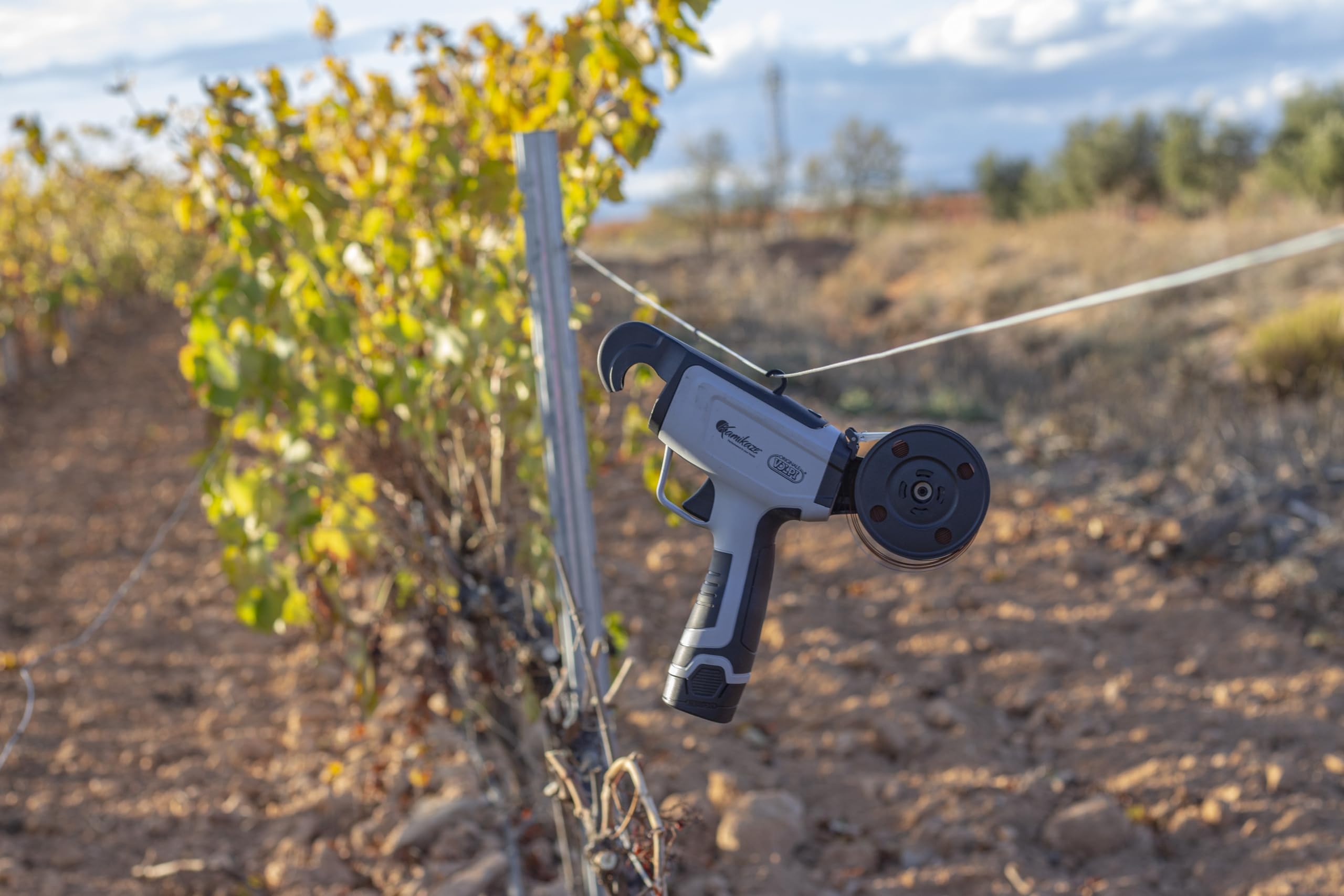 Kamikaze KV4 Atadora Eléctrica Inalámbrica 14,4V, Ø25 mm, 2 Baterías de Litio, 7000–10000 Atados, Cargador Triple, Kit Completo, Herramienta Profesional para Viña y Agricultura