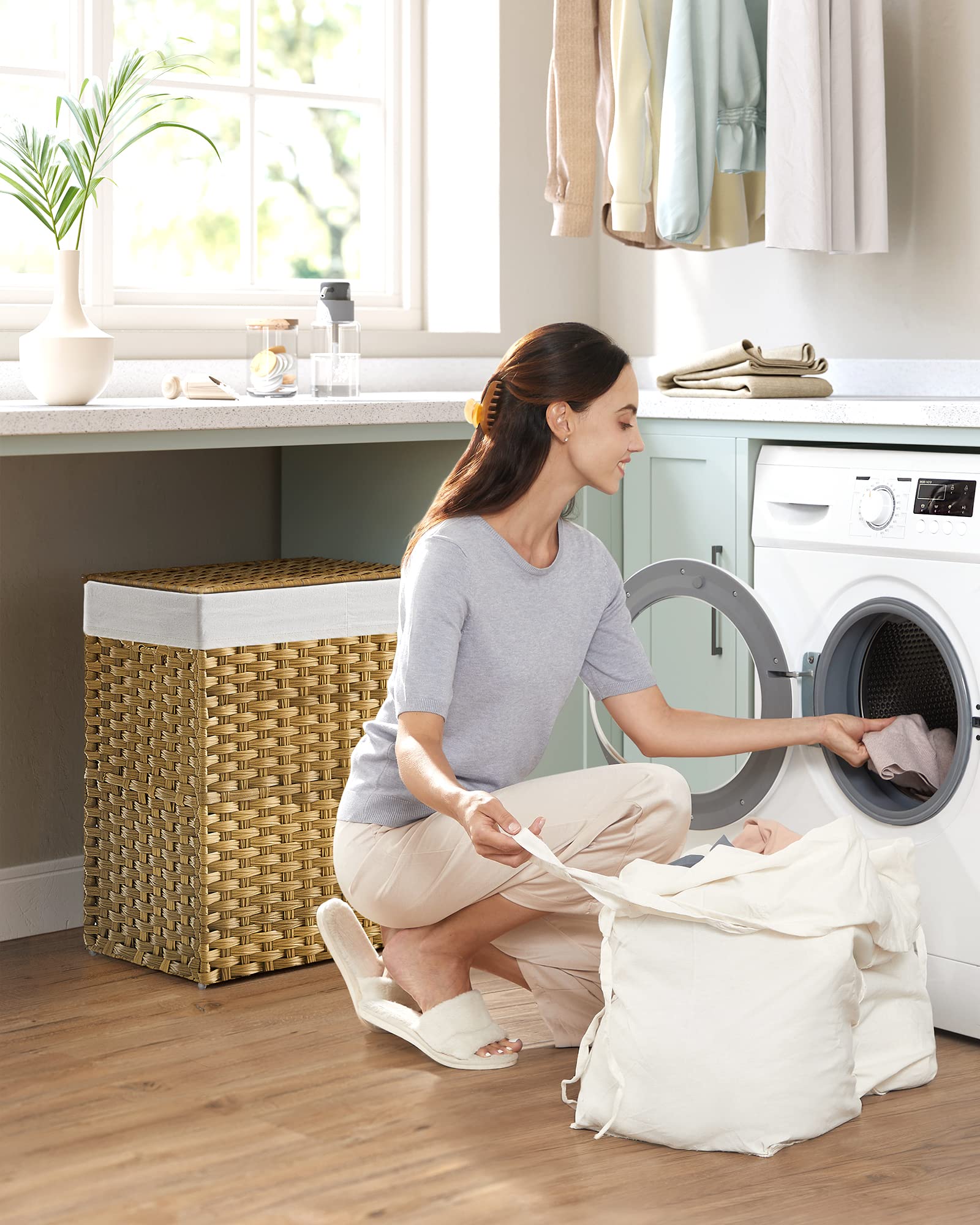 SONGMICS Wäschekorb mit Deckel, Wäschesammler 90 Liter, 2 Fächer, herausnehmbarer Wäschesack mit Griffen, handgeflochten, für Schlafzimmer, Badezimmer, 33 x 46 x 60 cm, naturfarben LCB251N01V1