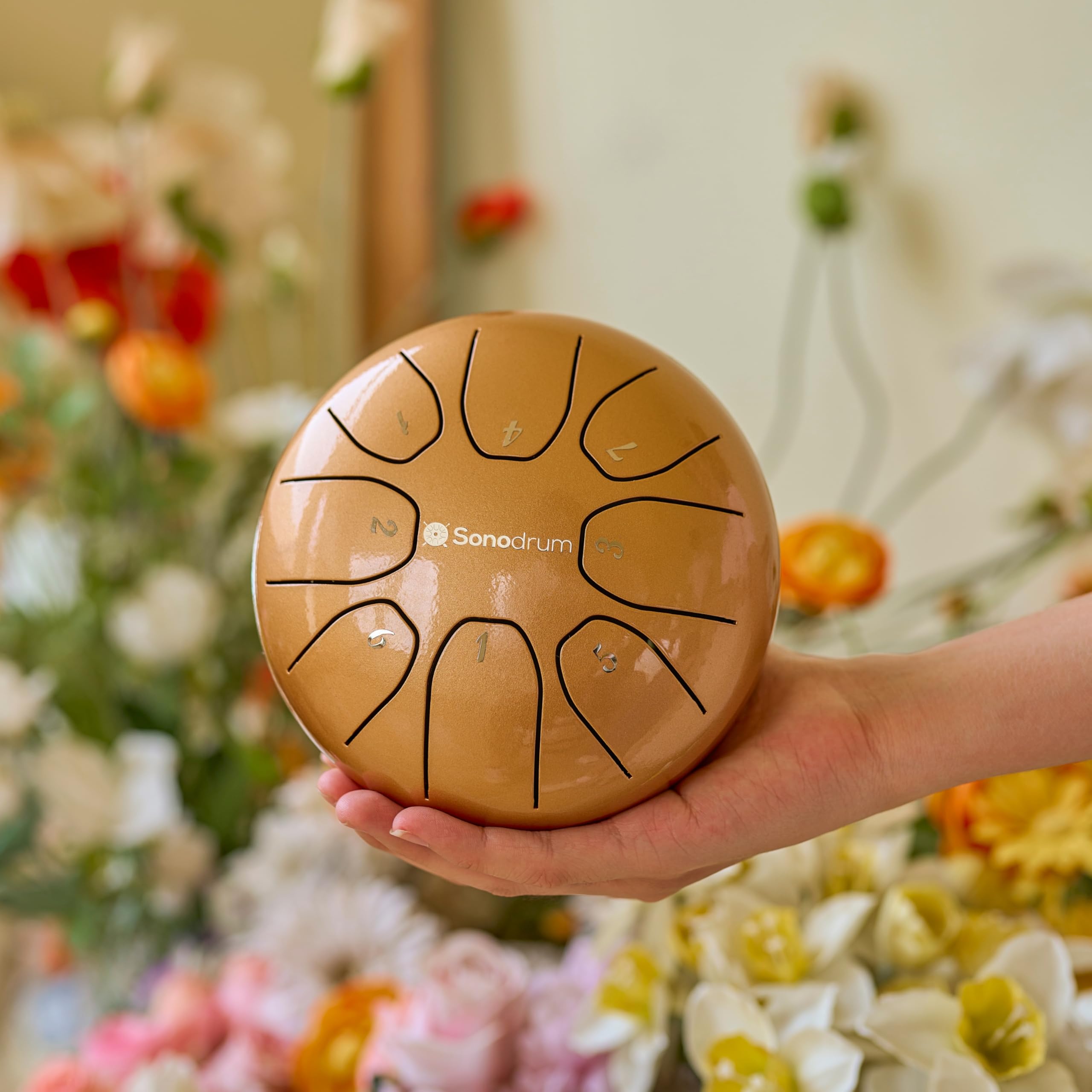 tamburo a lingua d'acciaio 'Standard' in Do Maggiore, oro - 14 cm con 8 note - steel tongue drum con canzoniere, mazzuoli, fingersticks e borsa da trasporto. Senza leggere le note.