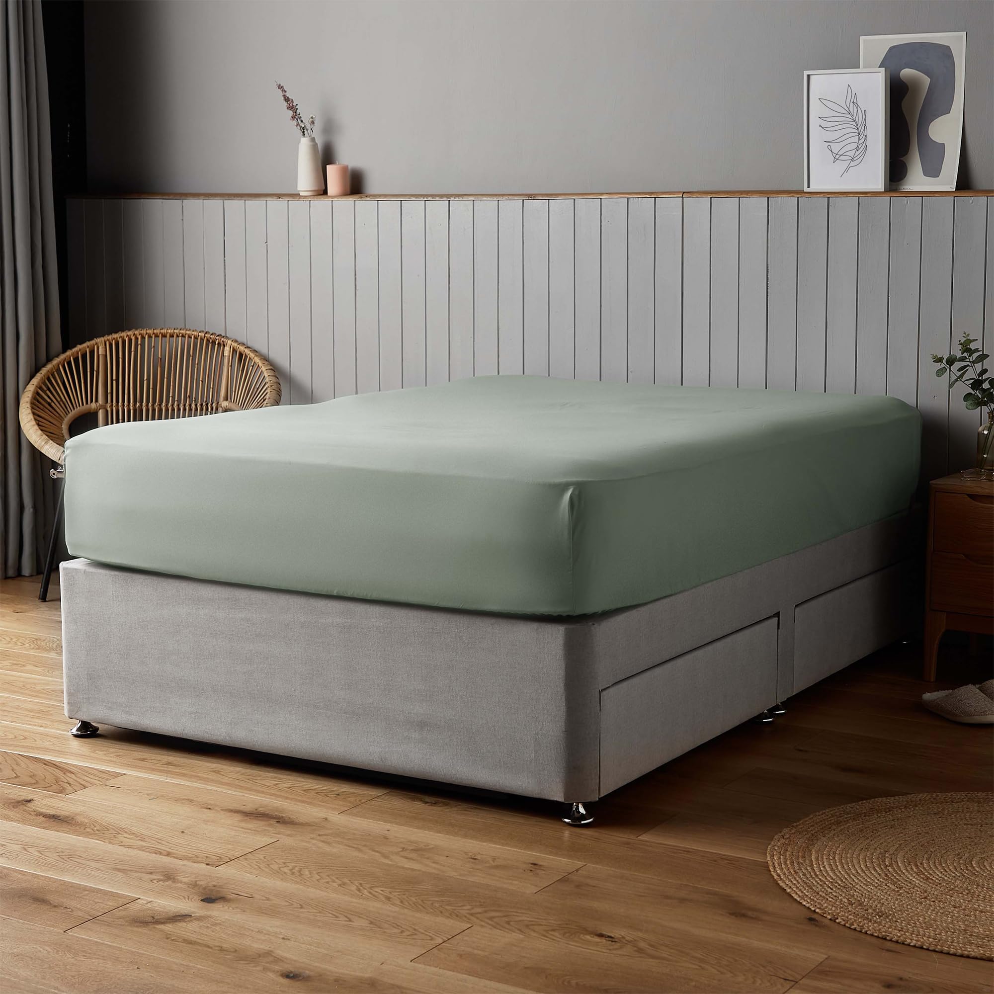 Silentnight Supersoft Natural Fitted Sheet - Cosy & Comfortable Delicate Touch - Luxurious Easy Care Microfibre with Elasticated Corners - Stylish & Modern Mattress Fitted Sheet, King Bed, Sage Green