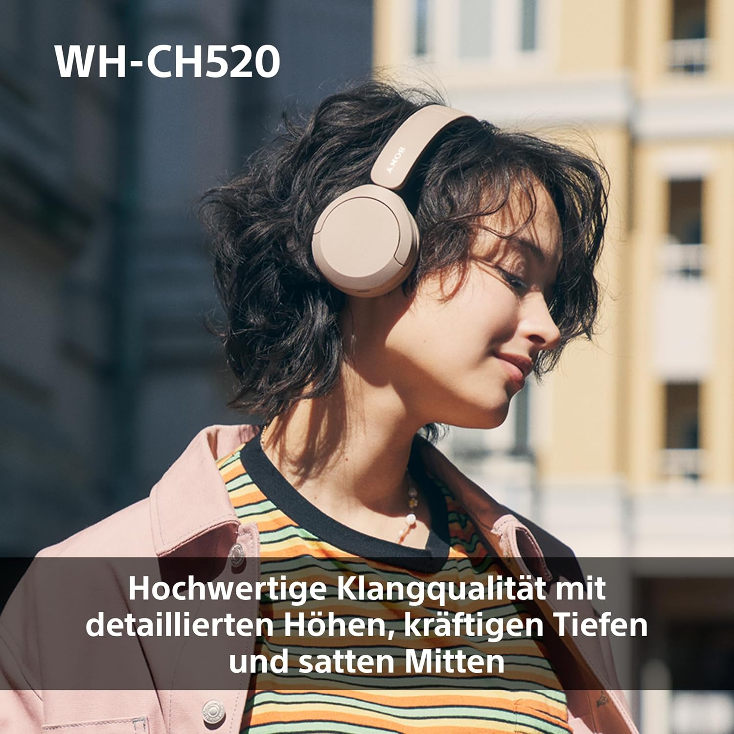 Eine Person trägt beige Sony WH-CH520 Kopfhörer, die den hochwertigen Klang mit detaillierten Höhen, kraftvollen Bässen und satten Mitten hervorheben.