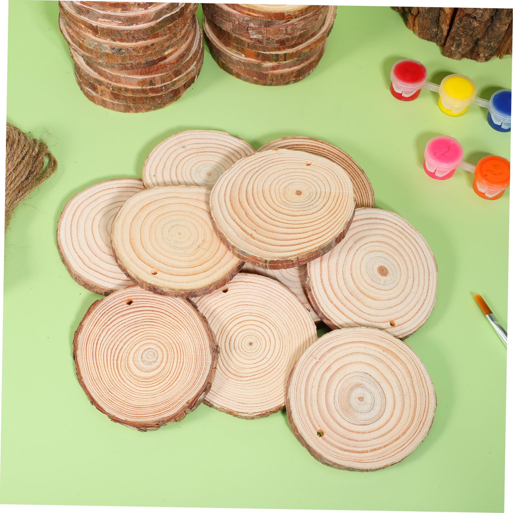 Rodajas de Madera sin Terminar 50 Piezas, Redondas y Perforadas, con Cuerda de Yute, para Manualidades, Adornos Rústicos y Decoraciones de Pared