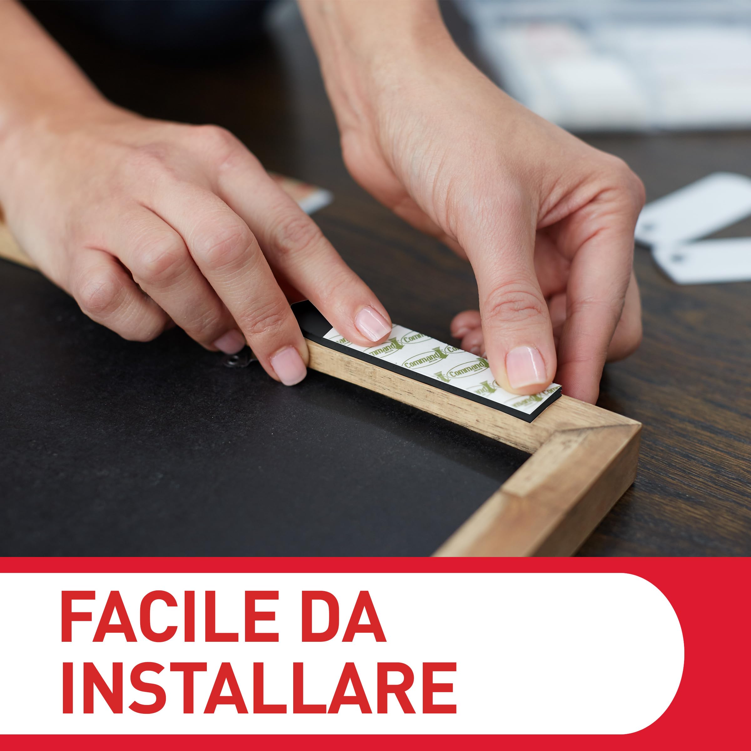 Command Strisce Appendi Quadri Adesive Bianche, 12 Coppie (4 Piccole S + 8 Medie M), per Appendere Quadri, Cornici e Specchi al Muro Senza Chiodi