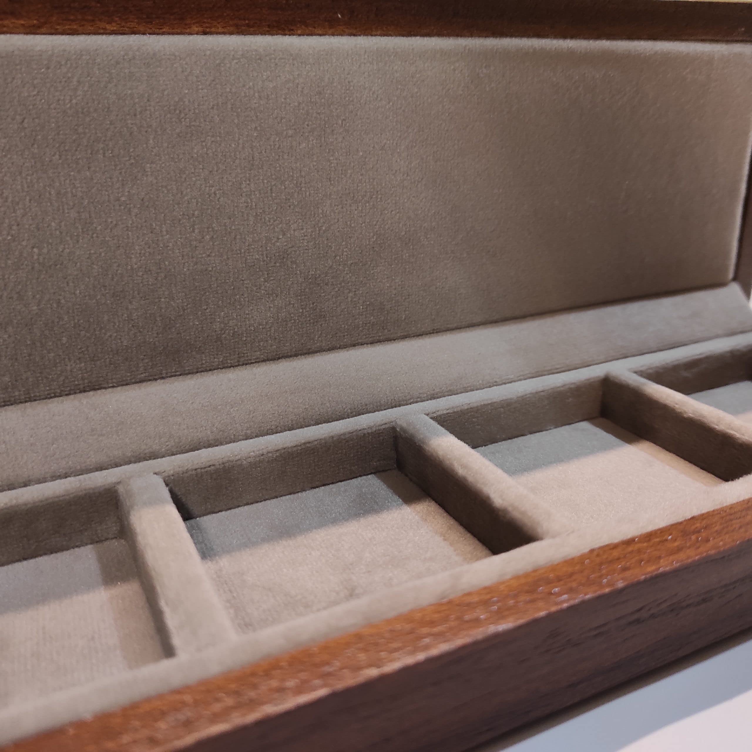 Cofanetto in legno per monete e medaglie da collezione, 4 caselle 50x50 mm, velluto tortora, fatto a mano in Italia – Coins&More