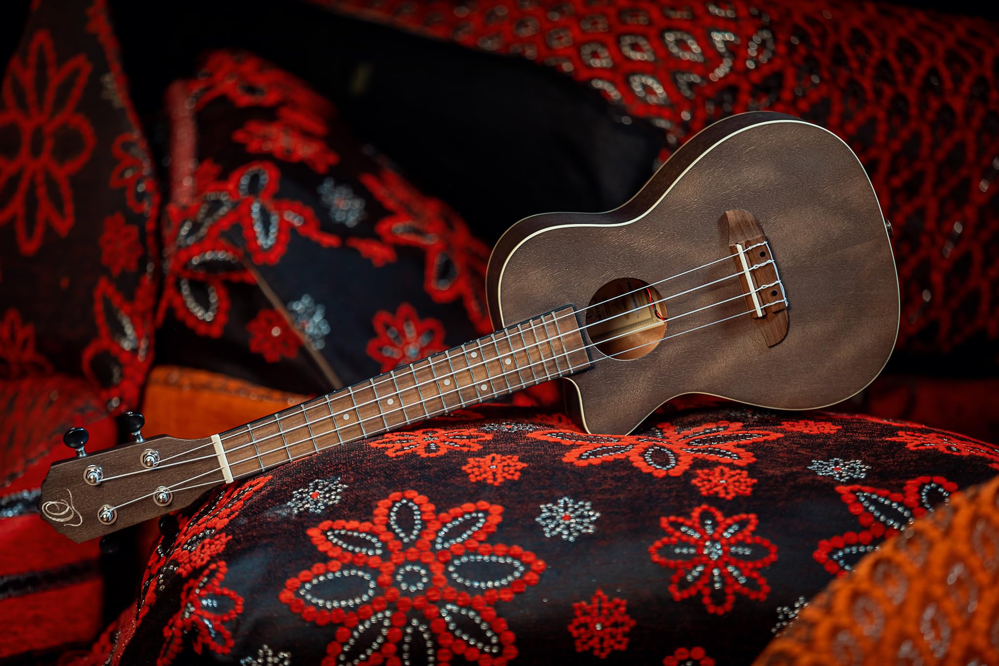 Ortega Guitars Ukelele Concierto electroacústico - zurdo - Earth Series - Okoumé/ Caoba (RUCOAL-CE-L)