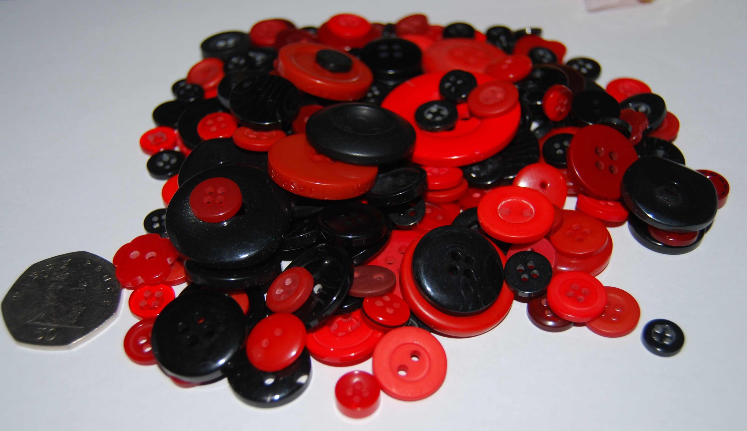 celloexpress Pack of 100g - BLACK & RED BUTTONS - Mixed Sizes of Various Black & Red Buttons for Sewing and Crafting