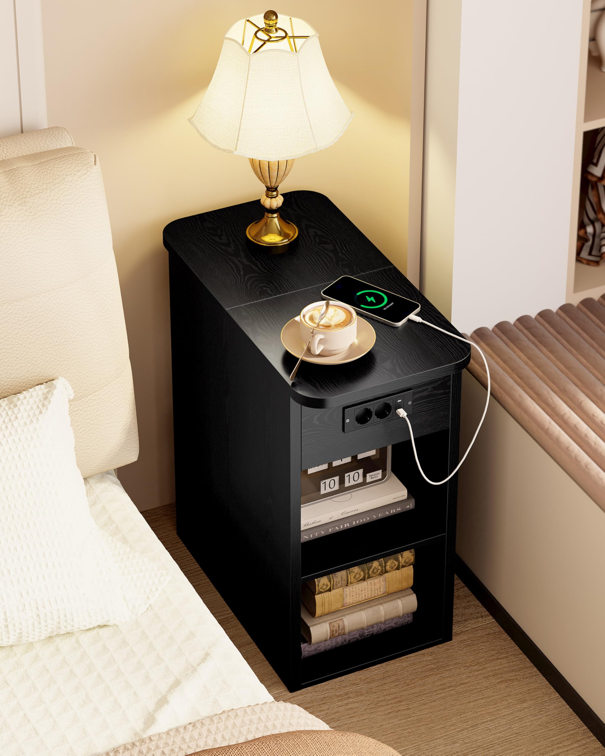 IRONCK Nachttisch schmal, Beistelltisch mit Steckdose 2 AC, 2 USB-Anschlüsse, Holz Sofatisch Couchtisch mit Flip geheimfach, 2 offene Fächer, Nachtschrank für Wohnzimmer,Schlafzimmer, Schwarz