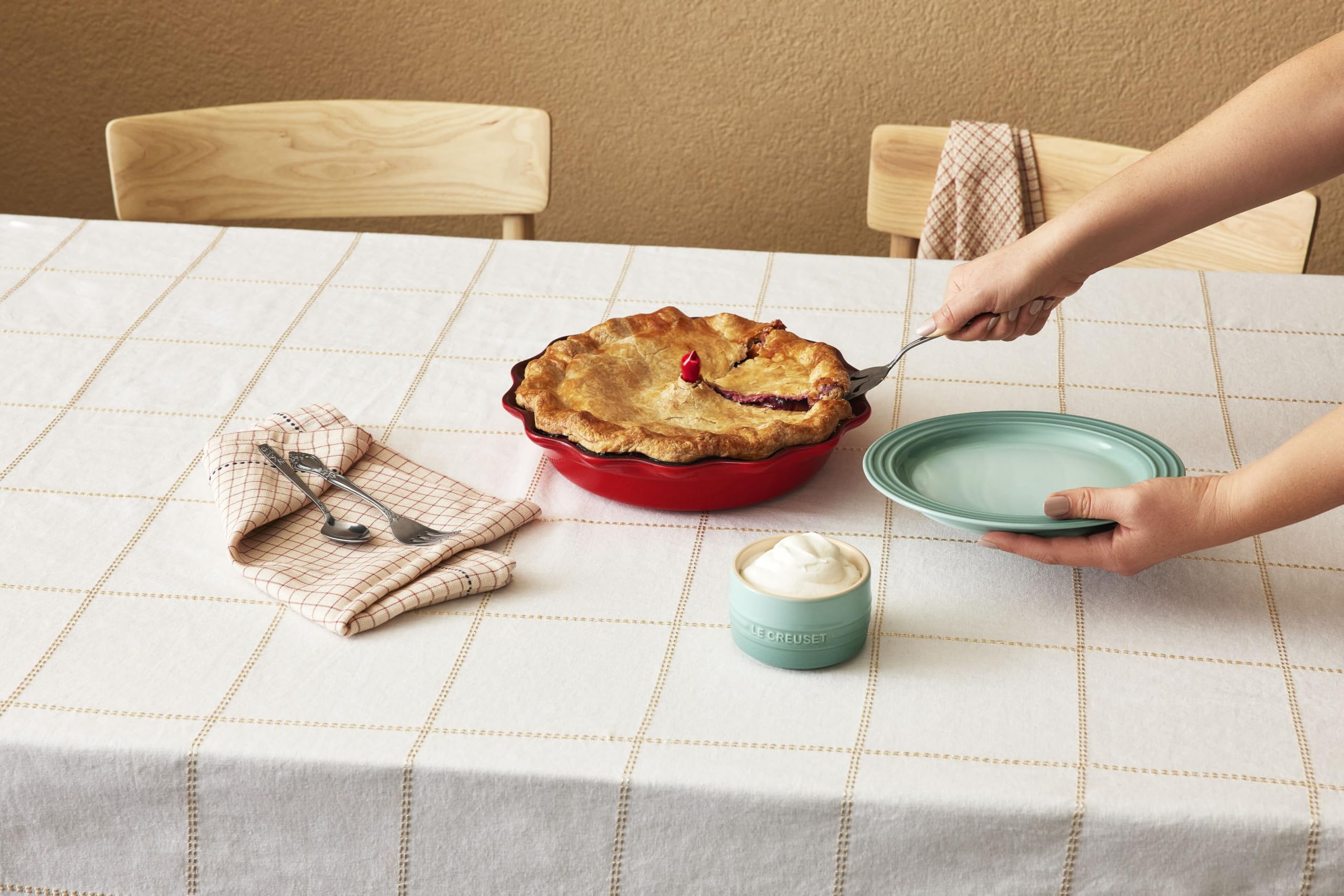 Amazon.com: Le Creuset Stoneware Pie Bird, 3 inch, Cerise
