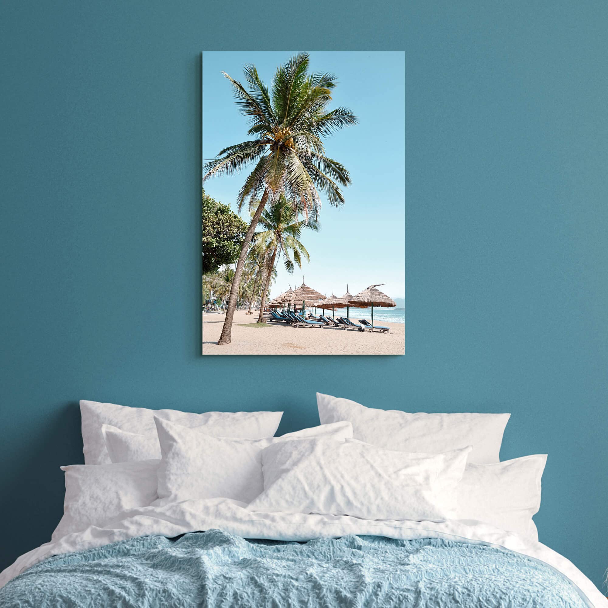 Lienzo de playa para pared: 36 x 24 pulgadas, imagen costera, árboles de coco, sombrillas y sillas, pintura junto al mar, palmera, decoración para sala de estar