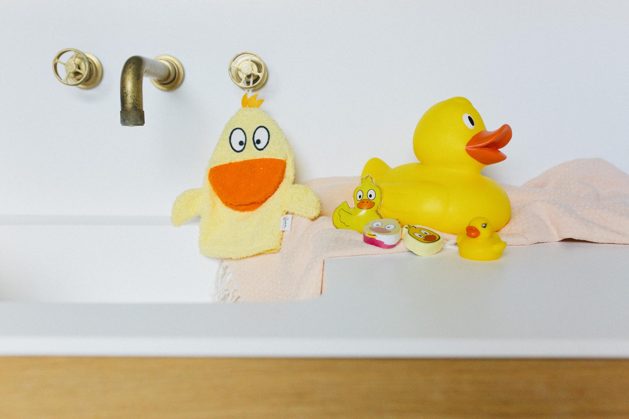 Isabelle Laurier - Gant de Toilette Amusant pour Enfant 100% Coton - Gant de Bain éponge pour bébé - Modèle Canard, Jaune