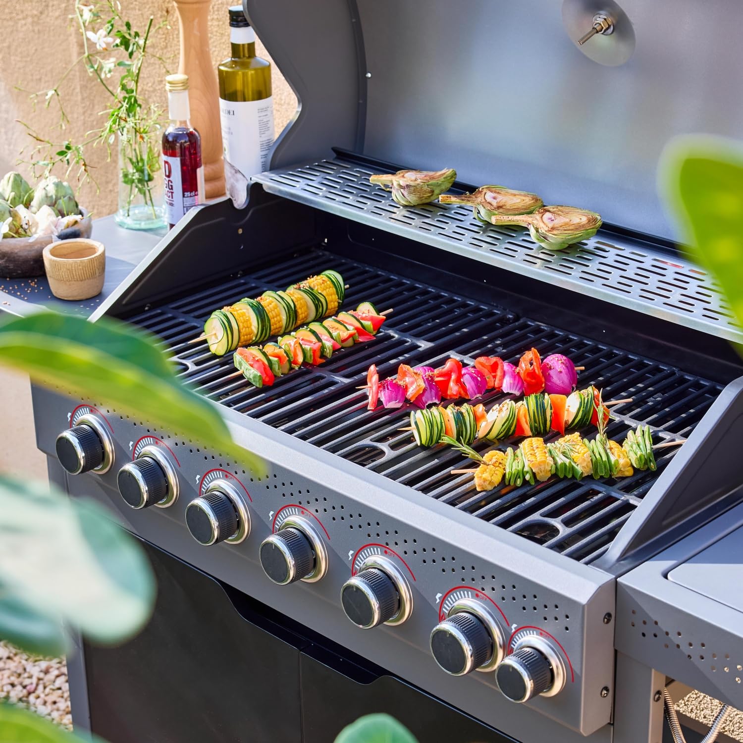 sweeek - Barbecue au gaz Edmond noir - 6 brûleurs + 1 feu latéral. avec thermomètre. L 132x P62 x H143 cm