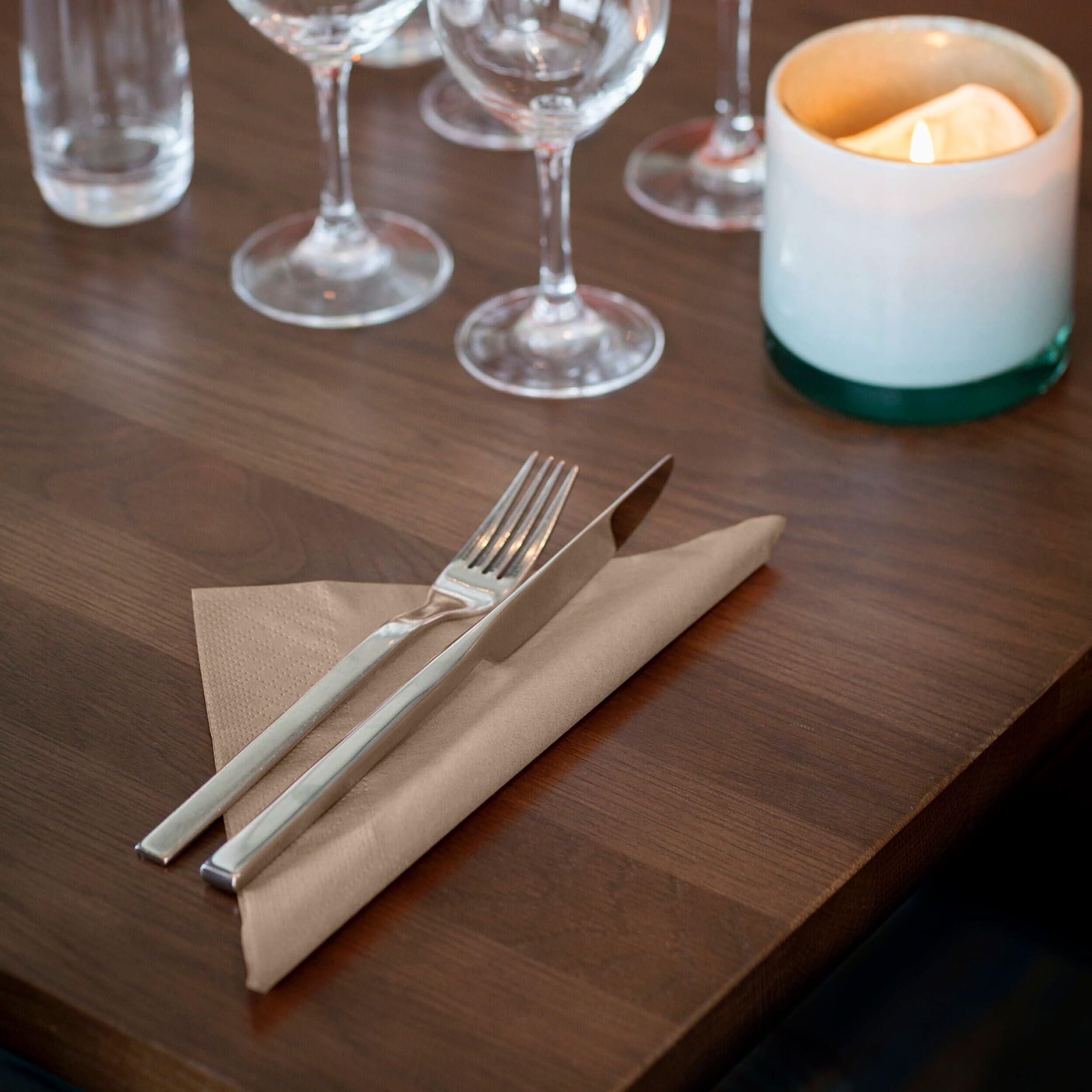 Tork Serviette Lunch naturel, 477350, 10 x 200 serviettes | pliage 1/4, 2 plis, 33 cm x 33 cm