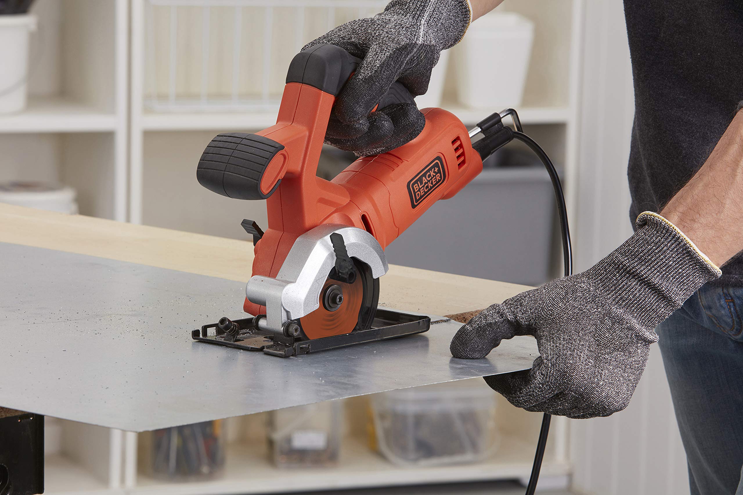 BLACK+DECKER Mini sierra circular con cable 400W, 85mm, 3600 RPM, profundidad de corte 27mm, incluye 2 discos (TCT 24T y HSS 44T), adaptador para aspirador, guía de corte paralela, BES510
