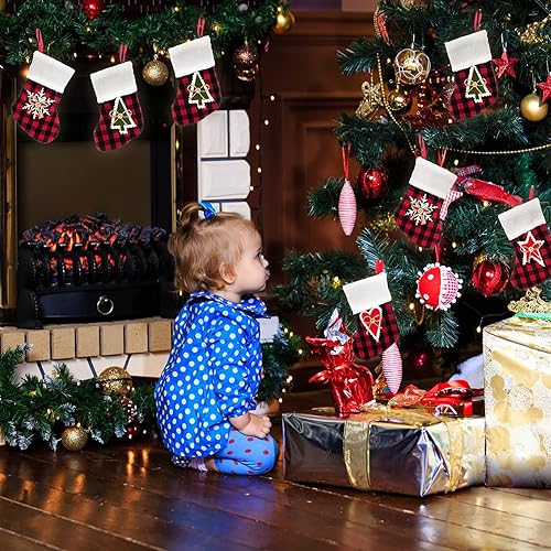 Miniatura 5 de Paquete de 24 mini medias de Navidad, 7 pulgadas, cuadros rojos de búfalo, decoraciones colgantes para chimenea de chimenea, decoración navideña