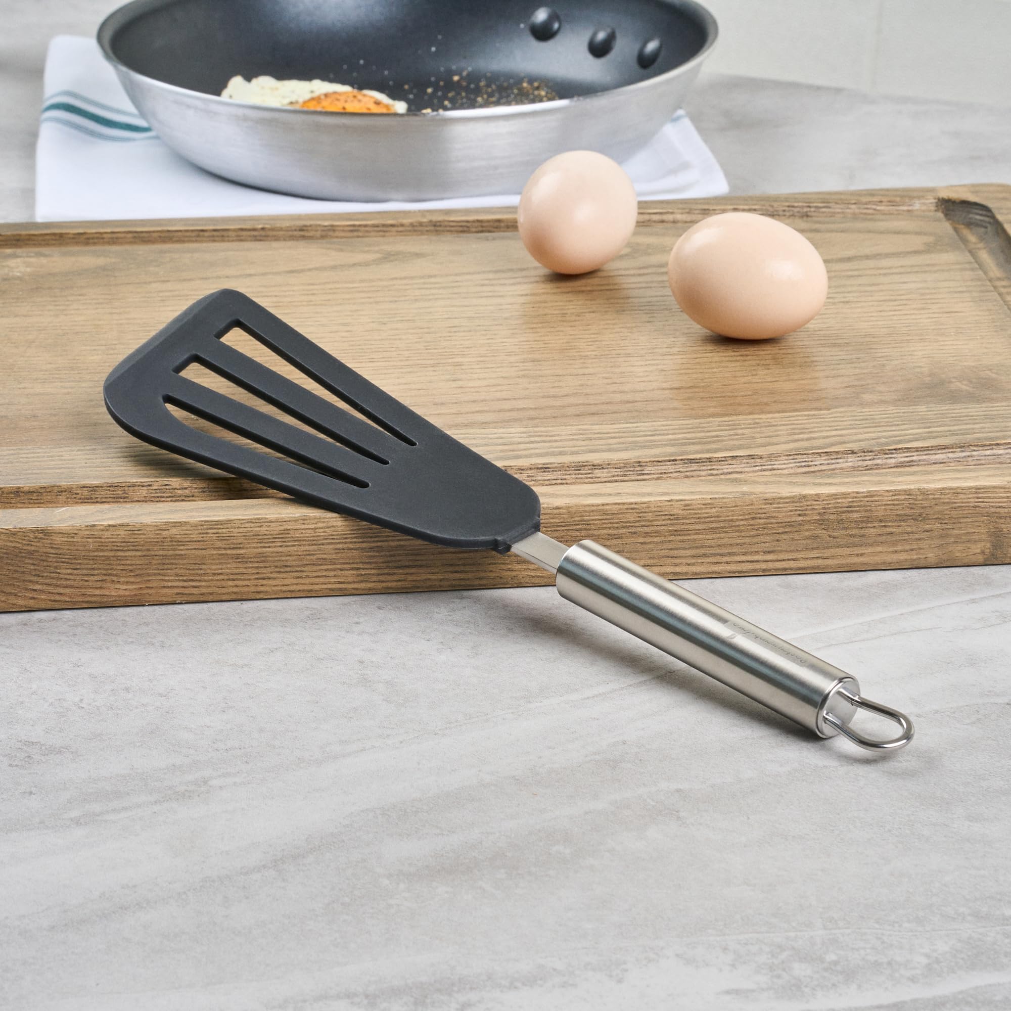 Restaurantware - Espátula de cocina estándar alemana de 12.7 pulgadas, 1 espátula de pescado resistente al calor, hoja ranurada, lavavajillas, espátula de nailon negro con mango de acero inoxidable,
