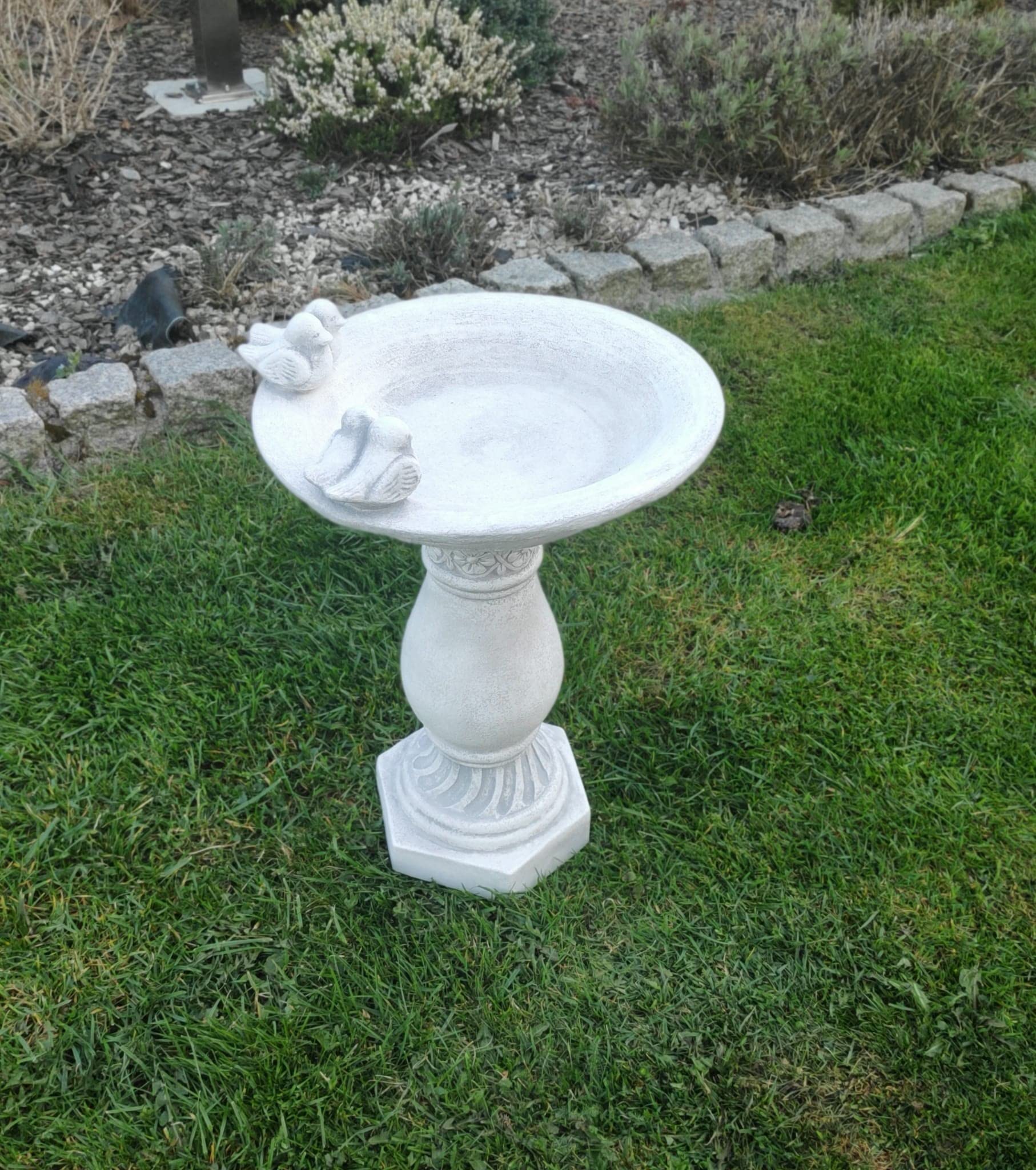 Bagno per uccelli in stile classico, alimentatore su una colonna in pietra ricostituita, ornamento da giardino, arredamento