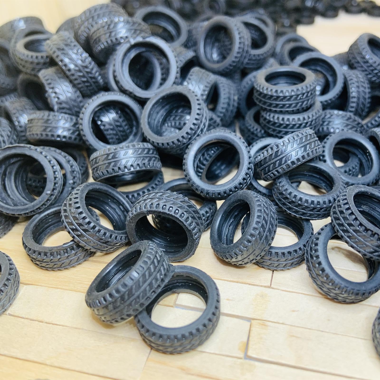 ZEZEFUFU 50 pièces 1/32 modèle de voiture mini pneus en caoutchouc accessoires de scène diamètre 20 mm roue en caoutchouc RC pièces de voiture