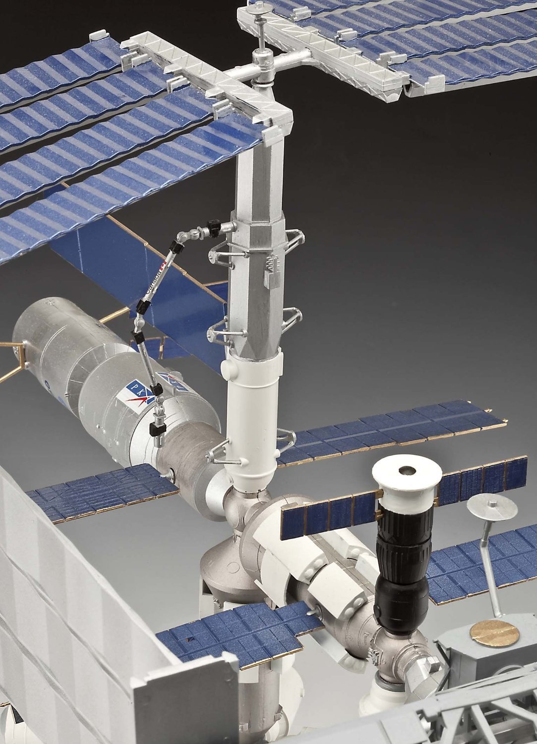 Revell 04841 - Modellbausatz - International Space Station ISS im Maßstab 1:144