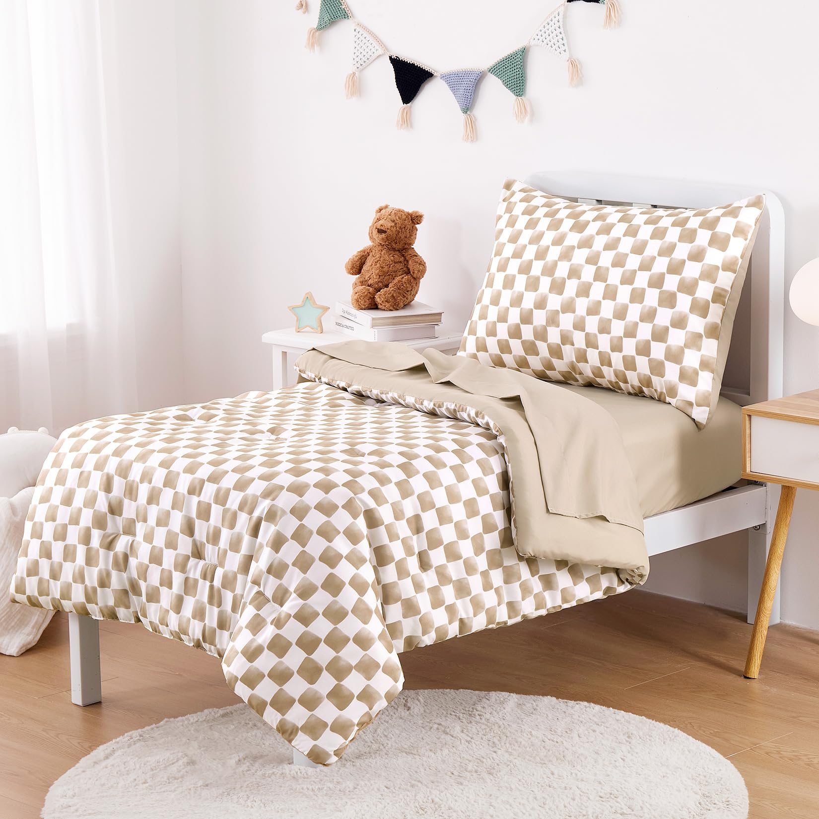 Wake In Cloud - Juego de ropa de cama para niños y niñas, bonito diseño de cuadros a cuadros, juego de cama suave de 4 piezas para cuna que incluye edredón, sábanas y funda de almohada, color marrón y