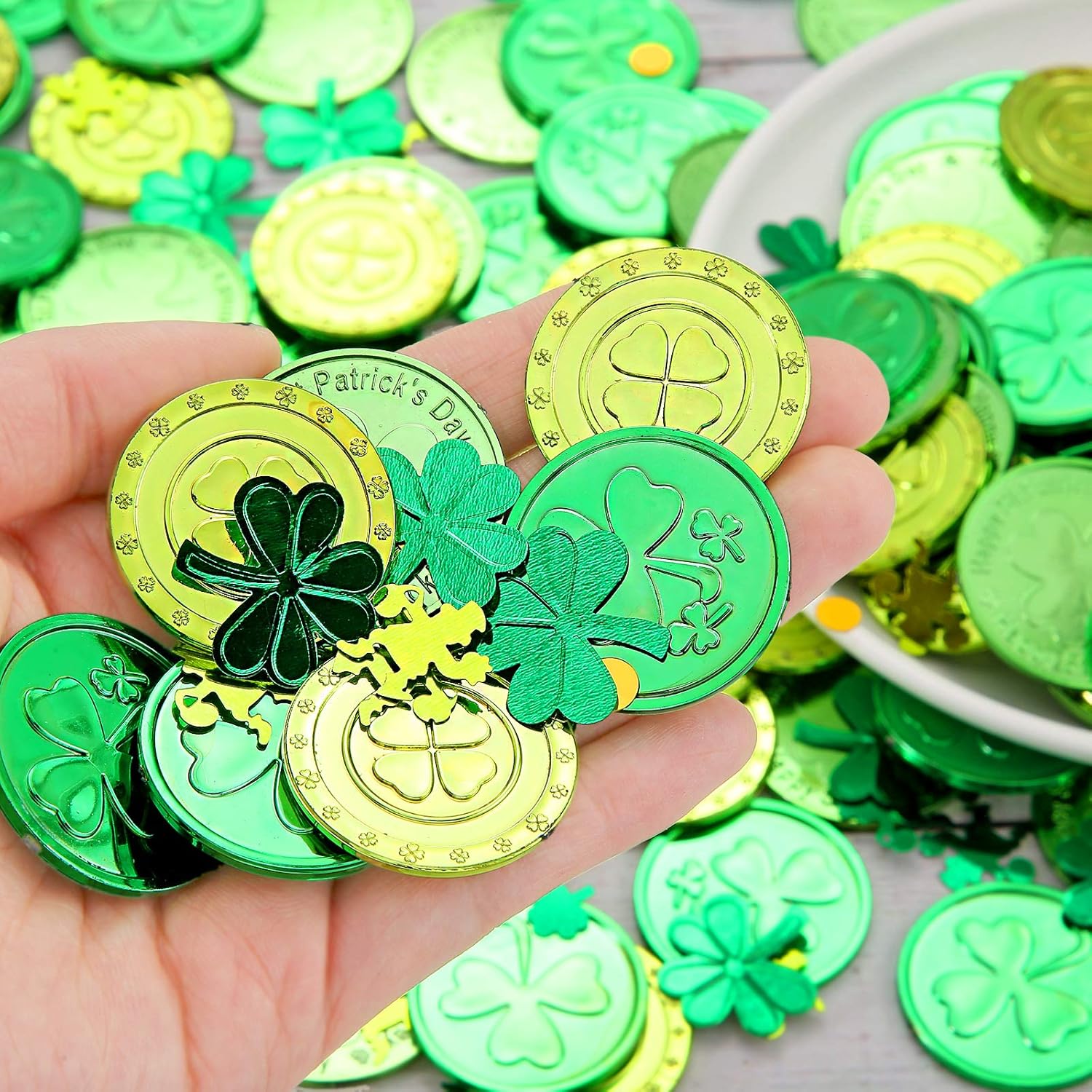 250 Pieces St Patricks Day Coins Decorations Green Plastic Lucky 3/4-leaf Shamrock Clover Coin Leprechaun Gold Green Shamrock Confetti Decor Centerpiece for table Irish St Patricks Day Party Favor