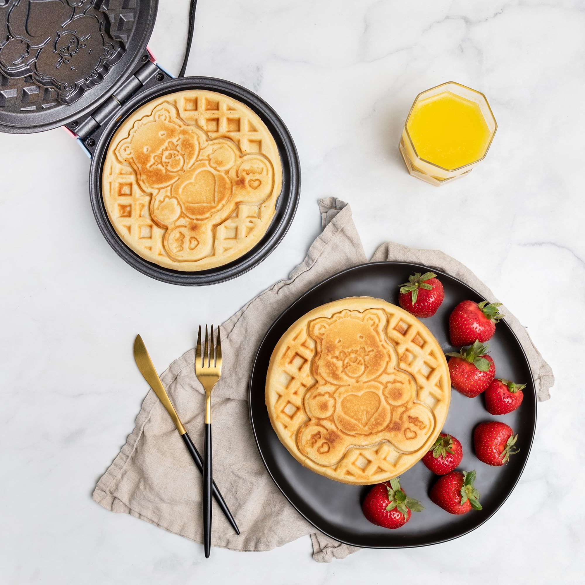 海外 Care Bears ワッフルメーカー ピンク Uncanny Brands Care Bears Waffle Maker - Care Bear on Your
