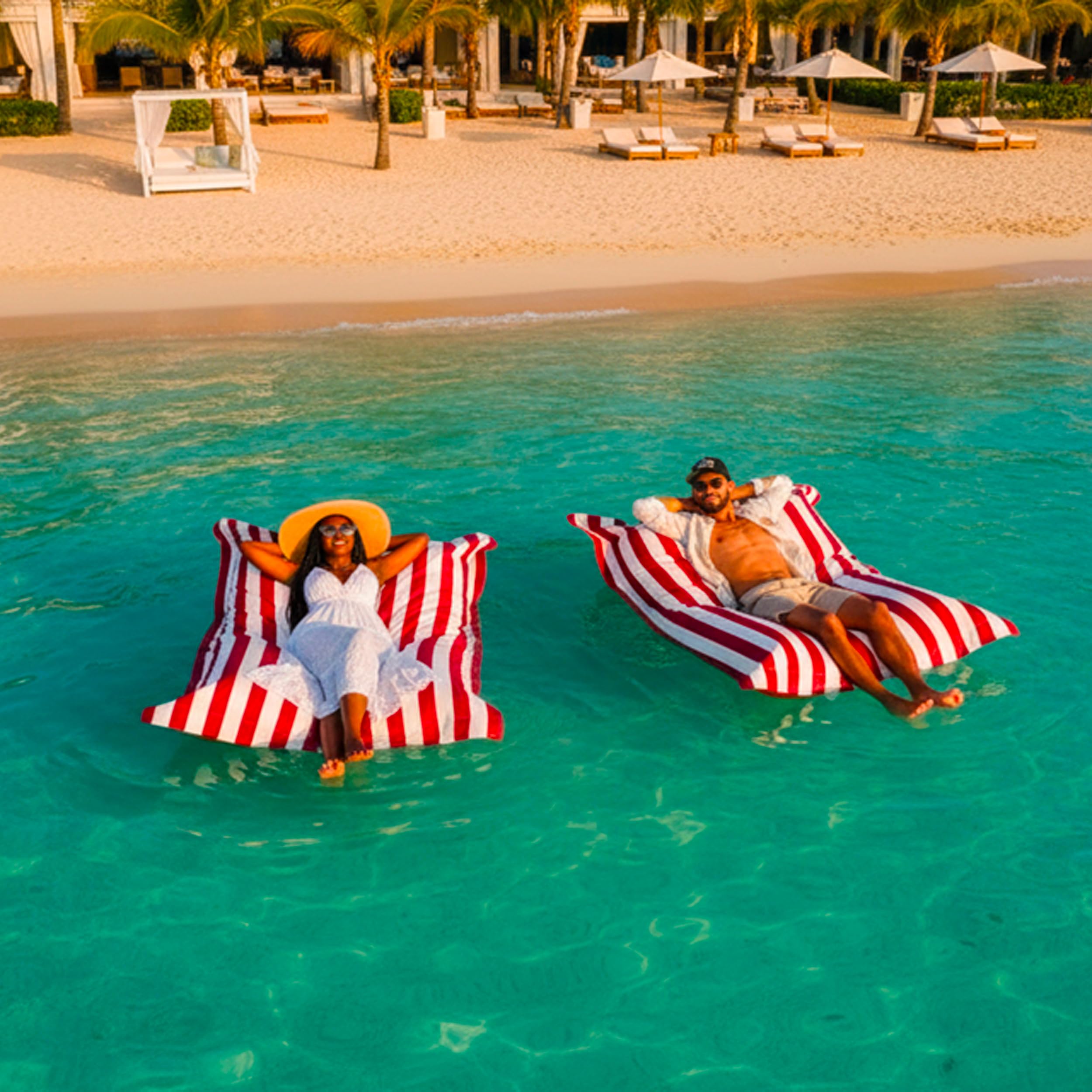 LIVEDECO – Puff Gigante XXL desenfundable, Flotante para Piscina, Rojo a Rayas Deauville Pool BiG52