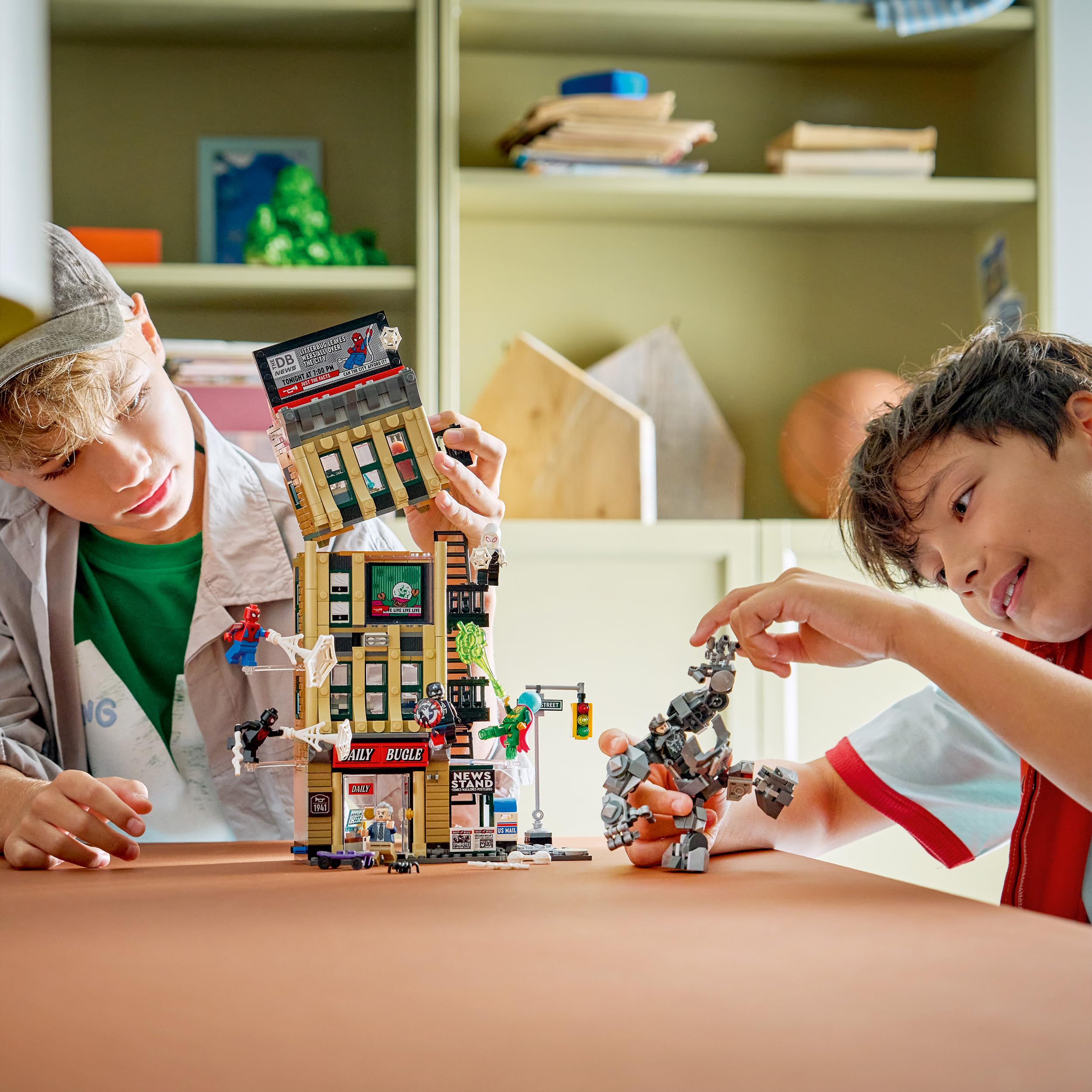 LEGO | Marvel Spider-Man vs. Mysterio: El Daily Bugle - Superhéroe de Juguete con Figura de Acción Meca y 7 Minifiguras - Regalo de Cumpleaños para Niños de 10+ Años y Fans de Las Películas - 76342