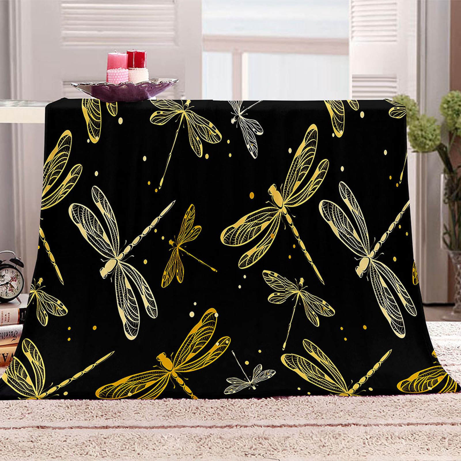 Couverture polaire libellule dorée pour un salon cocooning