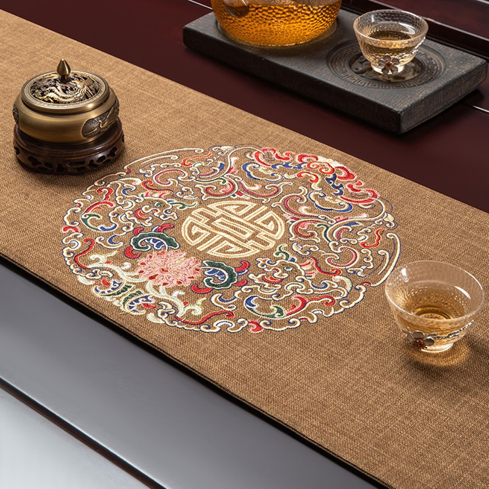 Chemin de table marron clair avec pompons pour salle à manger